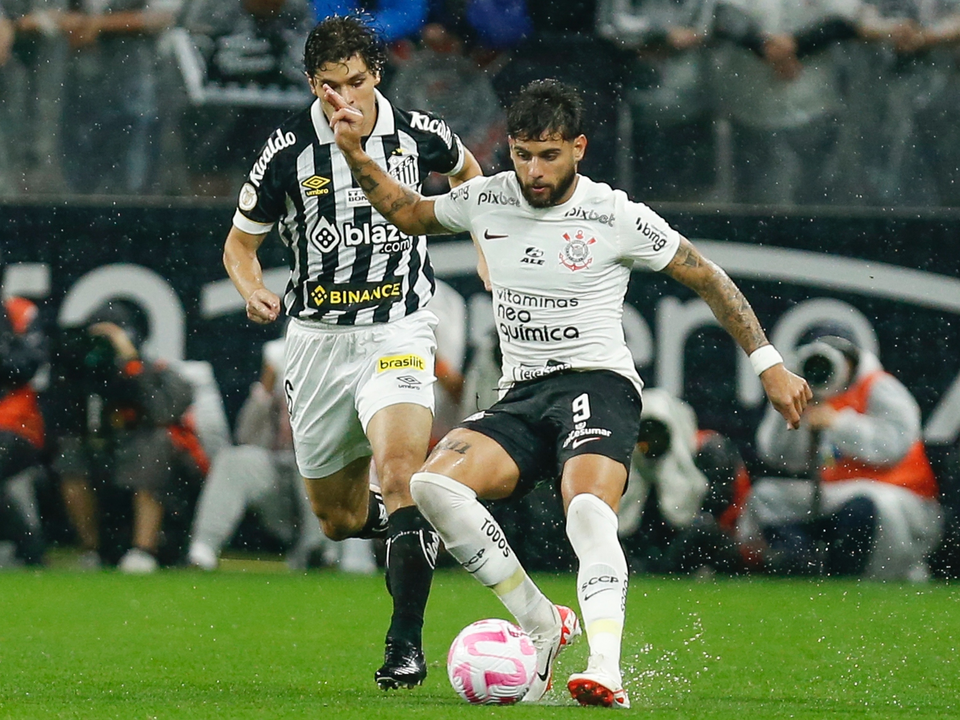 Santos busca empate contra o Corinthians no fim em clássico de