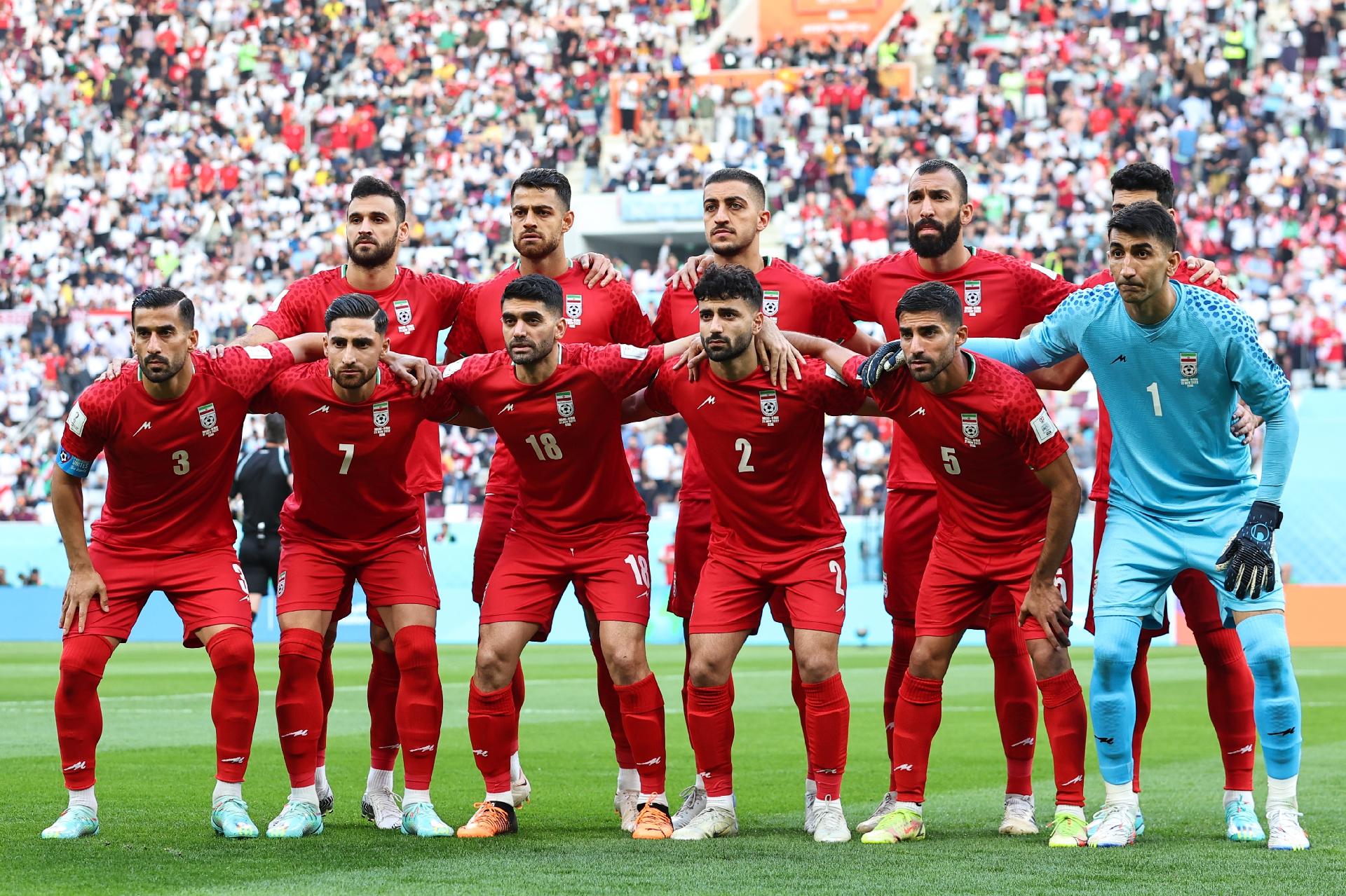 GOLEIRO do IRÃ vai a NOCAUTE e é substituído contra a INGLATERRA