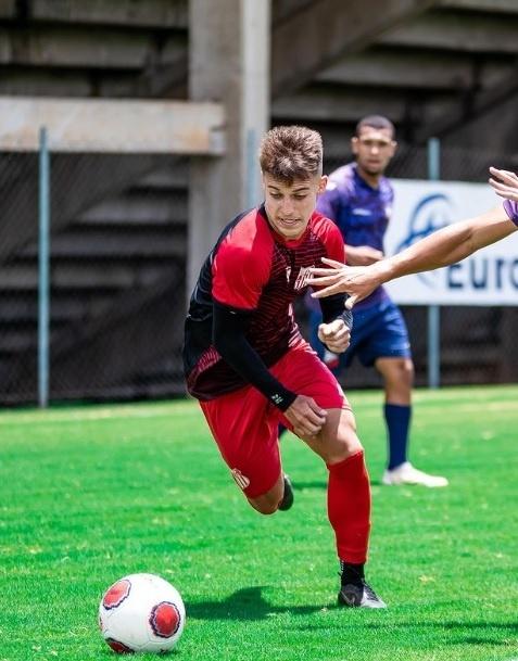 Angulo vibra com gol após sequência no banco de reservas do Santos