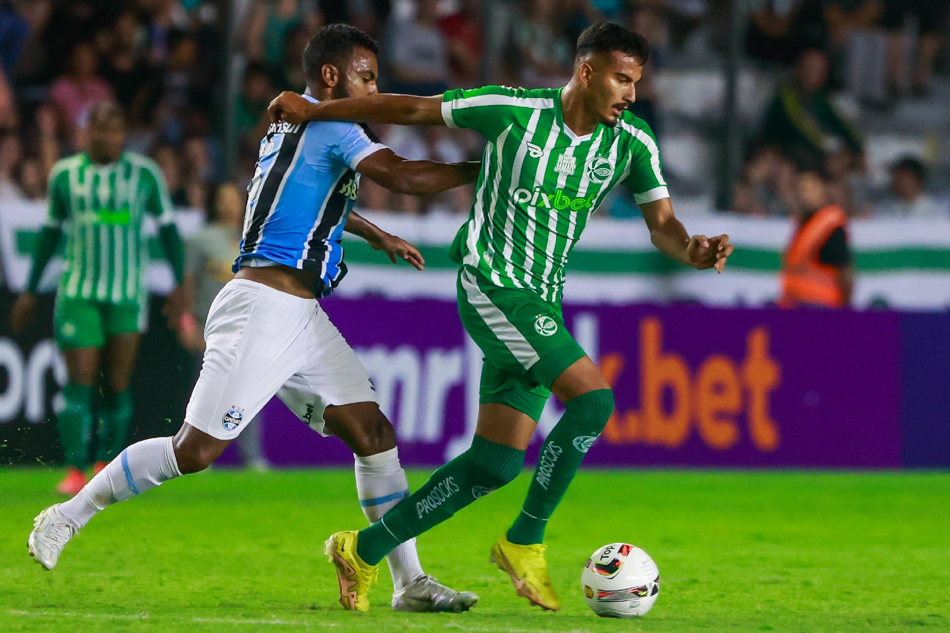 Jogador de futebol com bola em pé no joelho, jogar futebol