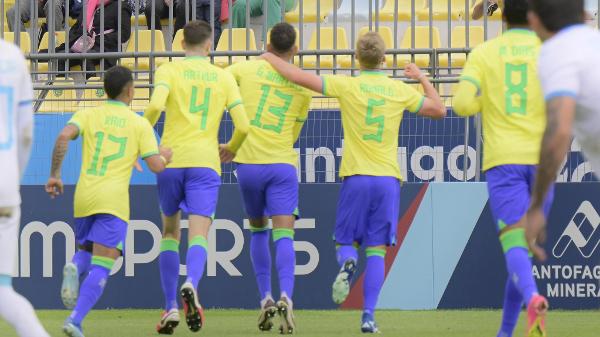 Com gol de jogador do Grêmio, Brasil vence o Chile nos pênaltis e conquista  o ouro no futebol masculino do Pan