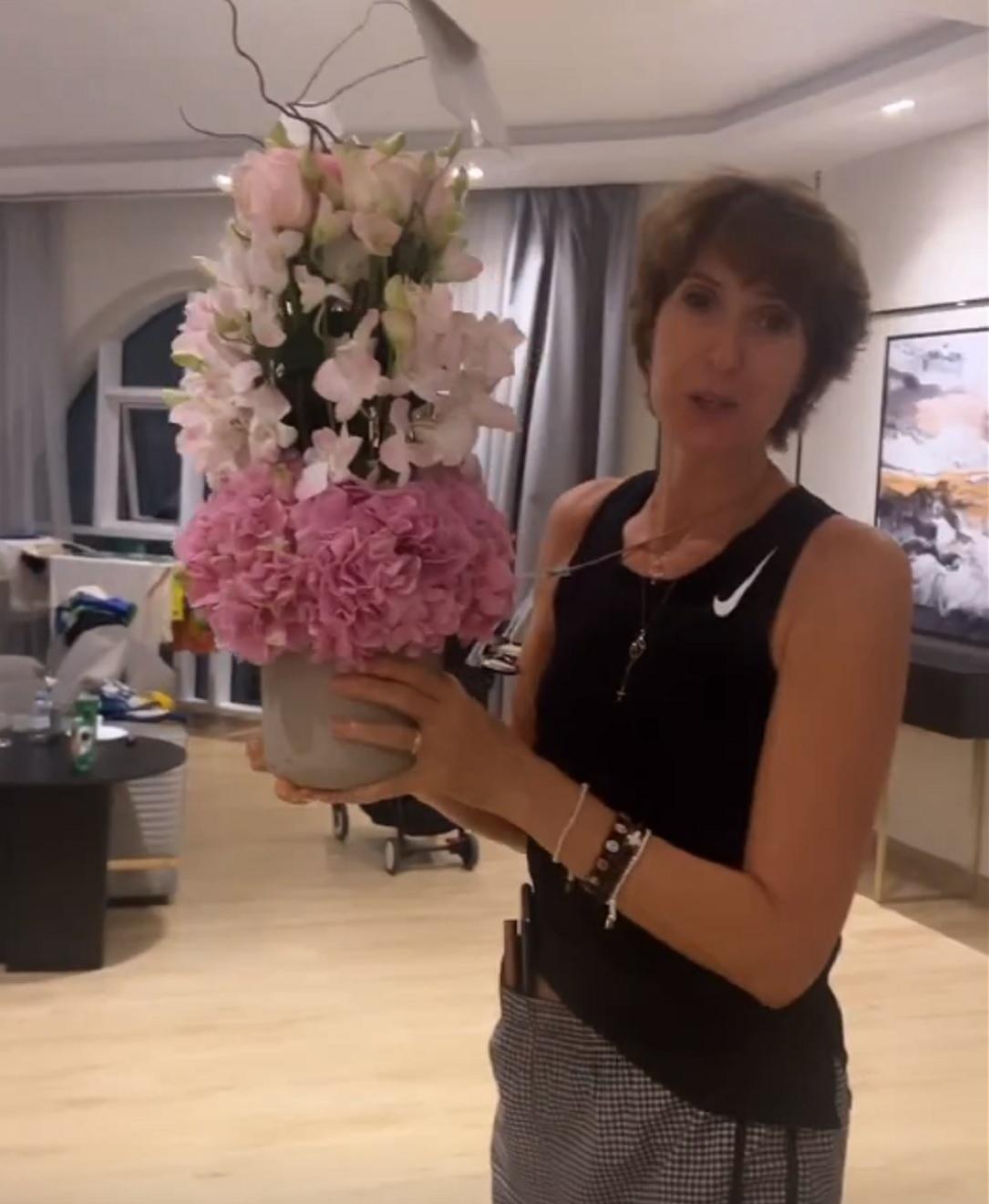 Tite Comemorando 38 anos de casada, esposa recebe flores no Qatar