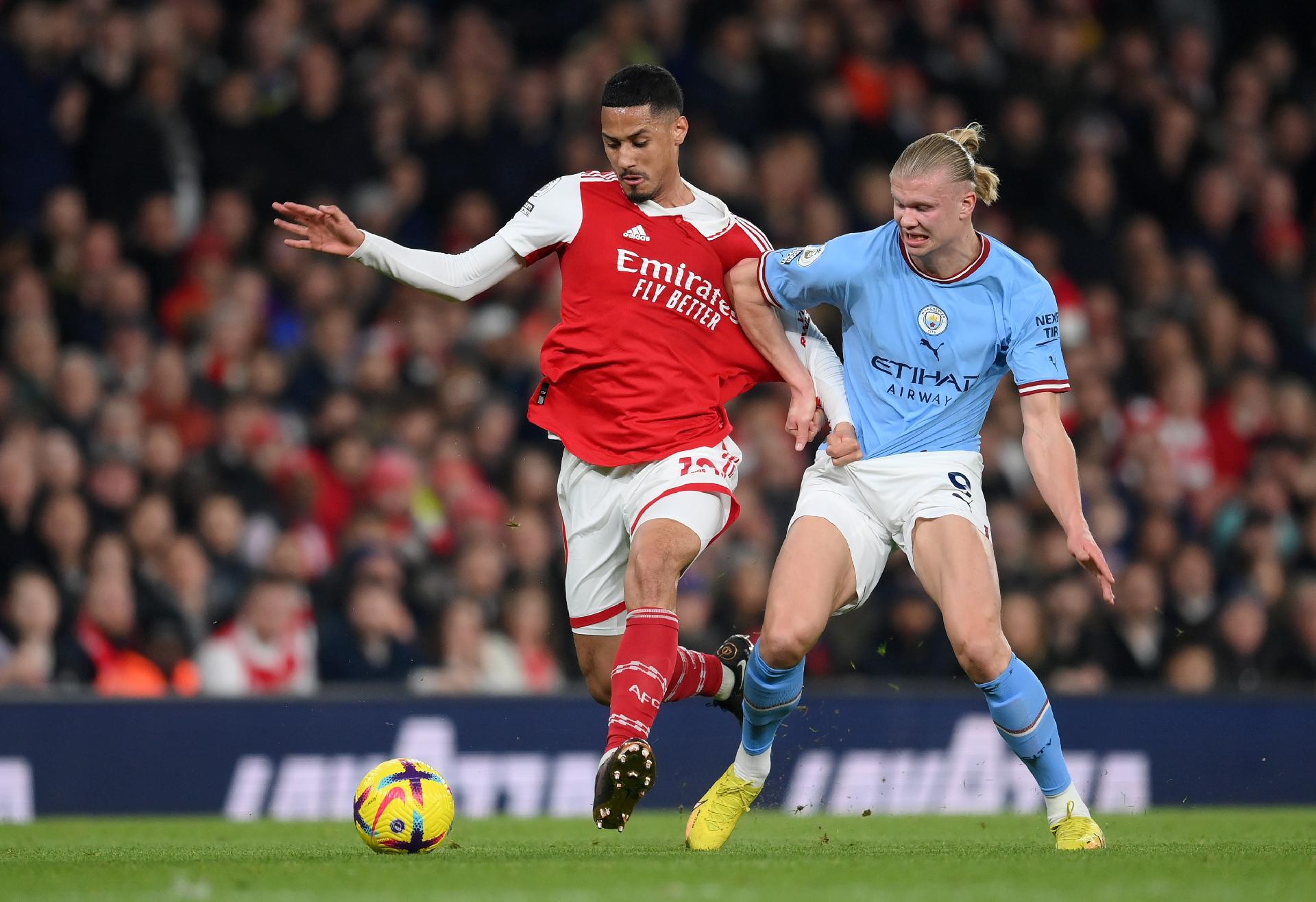 Arsenal empata em casa em jogo louco e fica à mercê do Manchester City