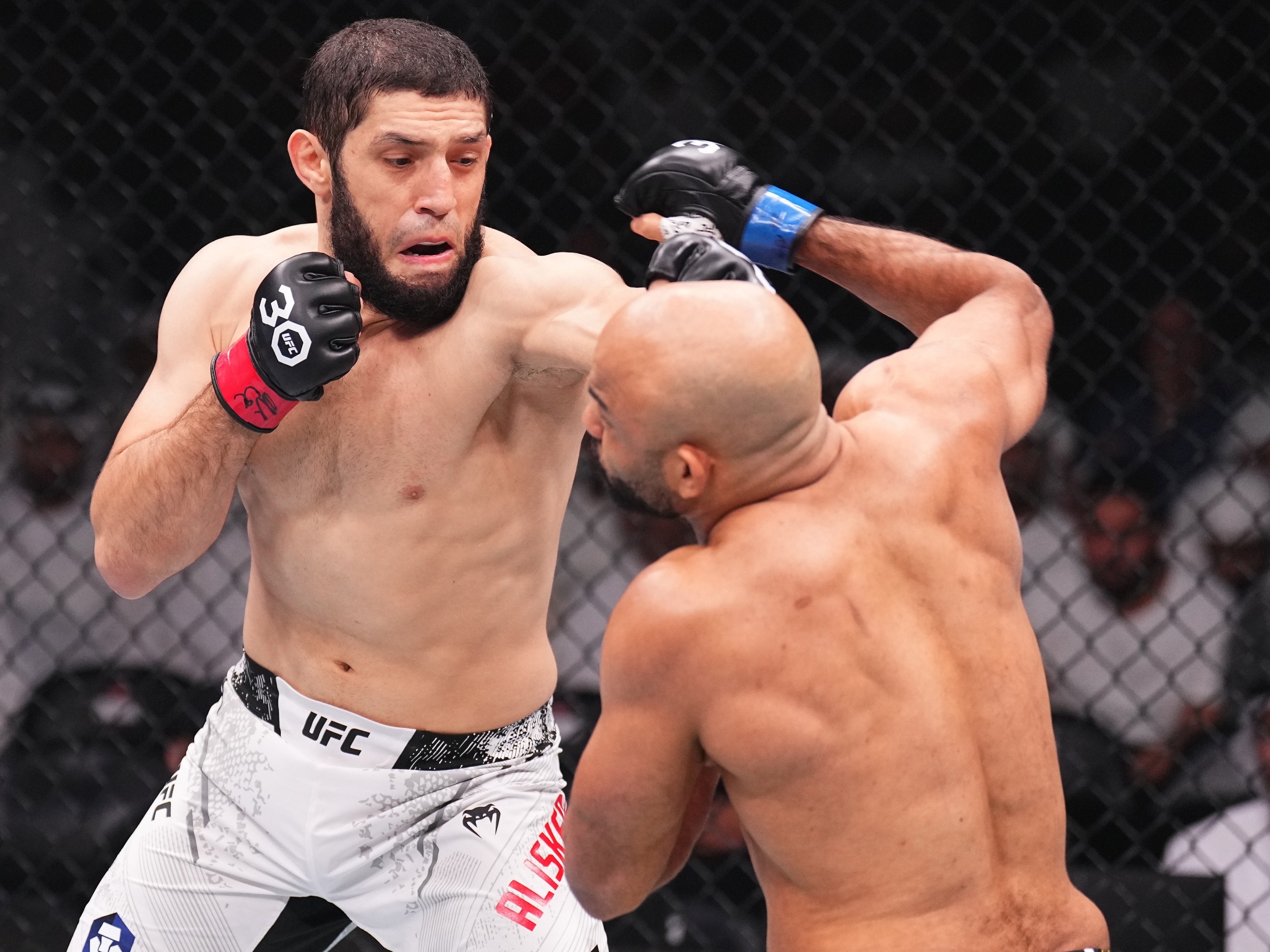 UFC 294 acontece em ABU DHABI mesmo com desfalque de brasileiros nas lutas  principais - Blog Venum