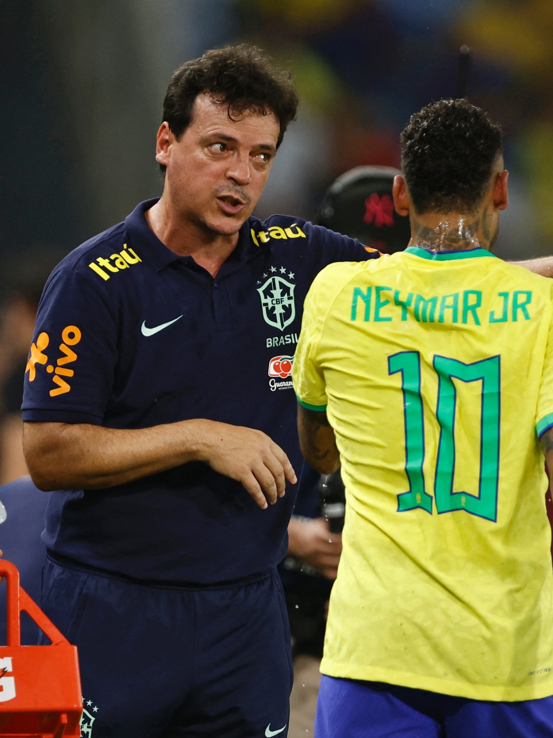 Fernando Diniz destaca calor em Cuiabá após empate com Venezuela por 1 a 1  e sai em defesa de Neymar, após sofrer ataque de balde de pipoca,  arremessado por torcedor