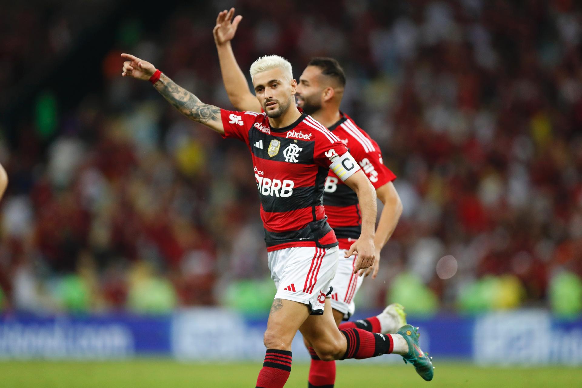 Arrascaeta decide, Flamengo bate Grêmio de novo e encara SPFC na final