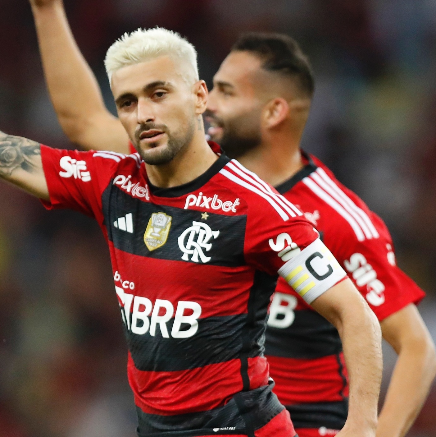 Flamengo aprova renovação de contrato do patrocínio no ombro da