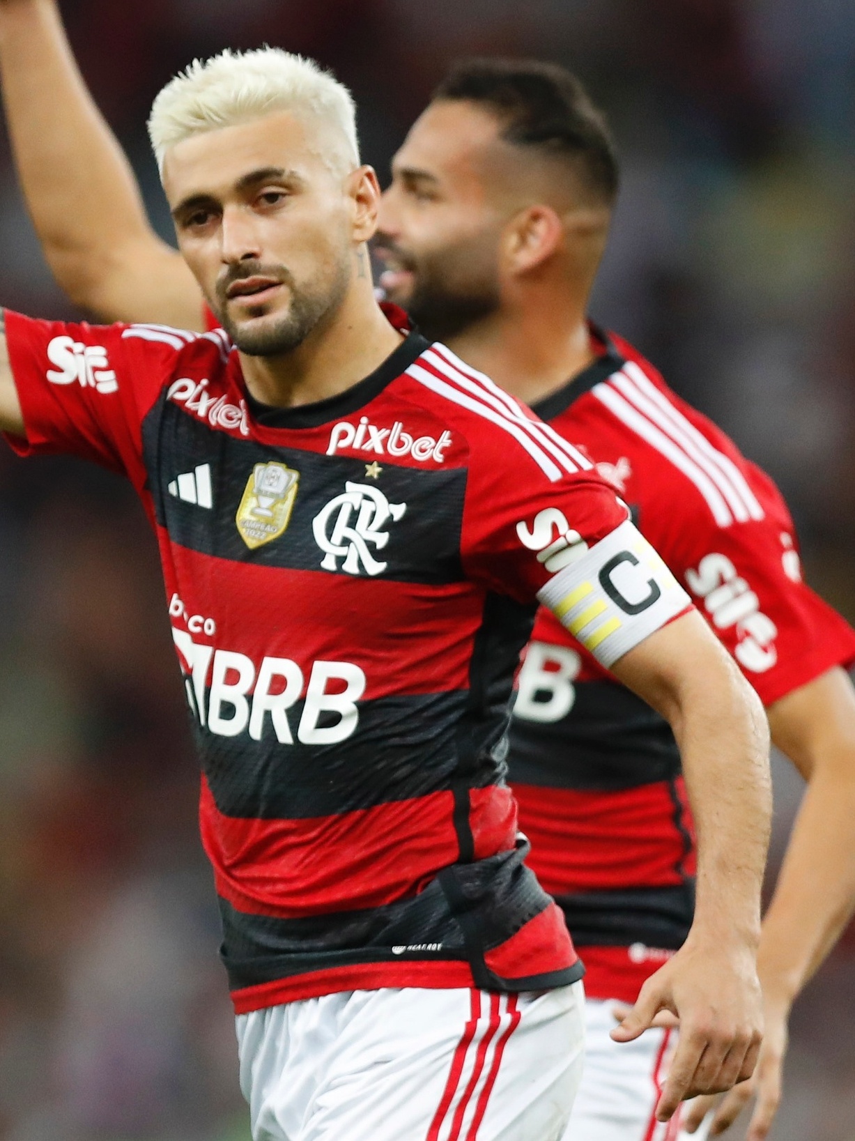 Arrascaeta decide, Flamengo bate Grêmio de novo e encara SPFC na final