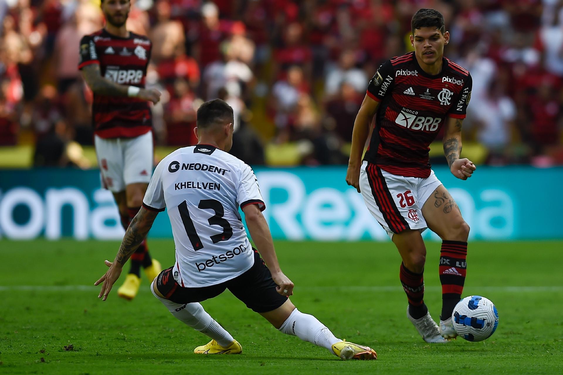 Ayrton Lucas sofre entorse no joelho e desfalca Flamengo contra o