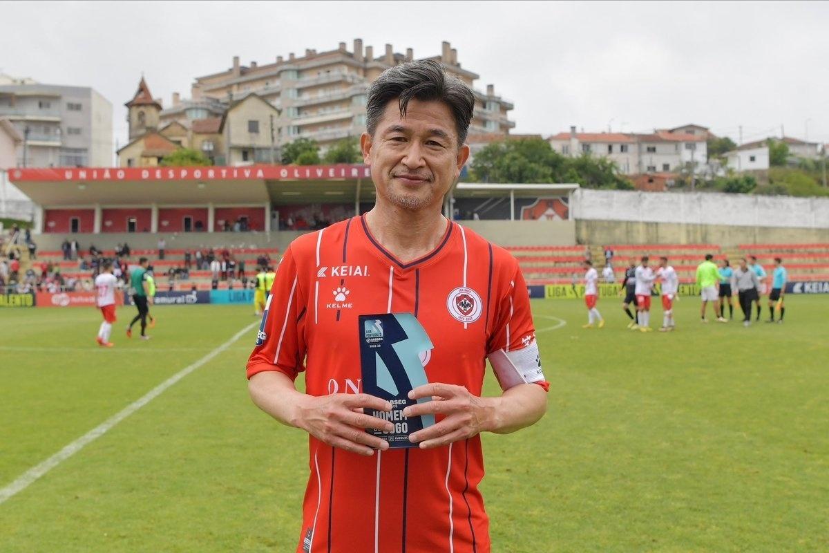 Kazu, de 57 anos, renova com o Oliveirense por uma temporada