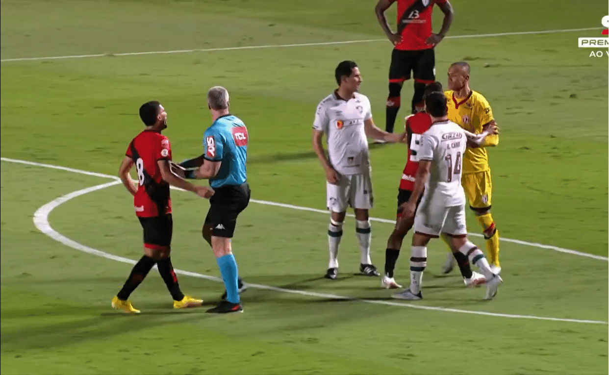 Repor a bola em jogo como goleiro