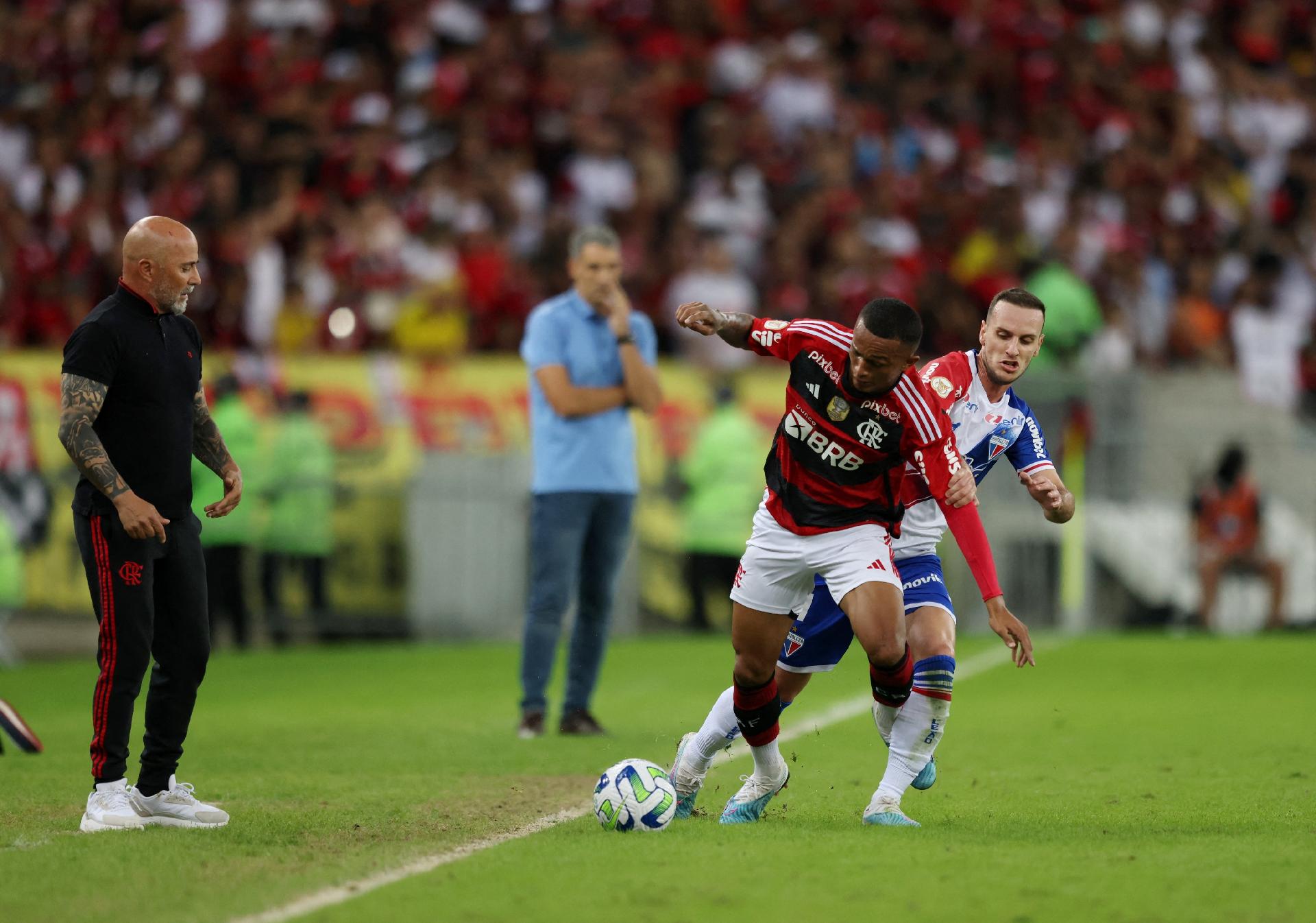 Lateral Wesley elogia Sampaoli e analisa concorrência no Flamengo