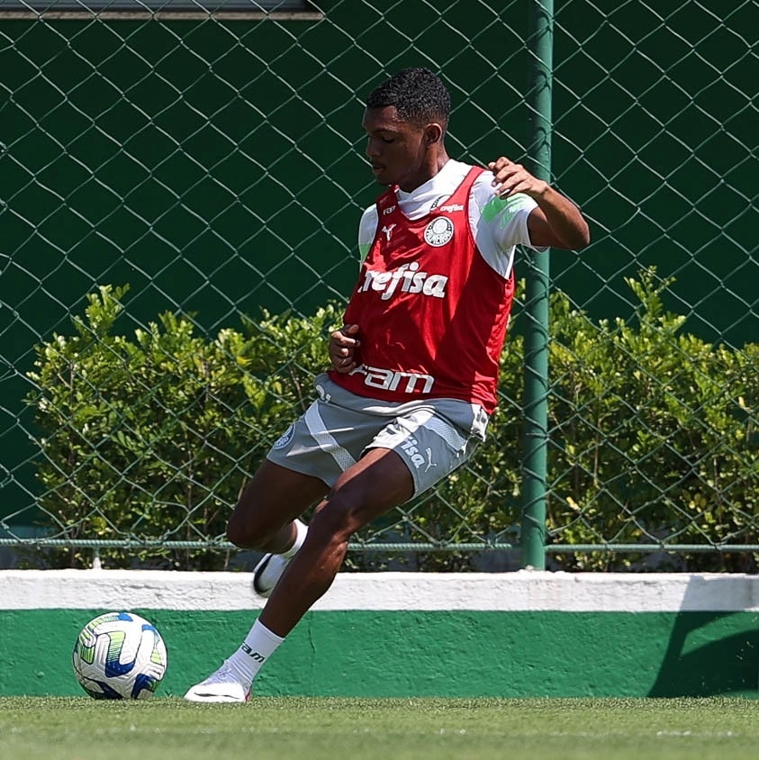 Lenda do futebol japonês, Nakamura se despede dos gramados com