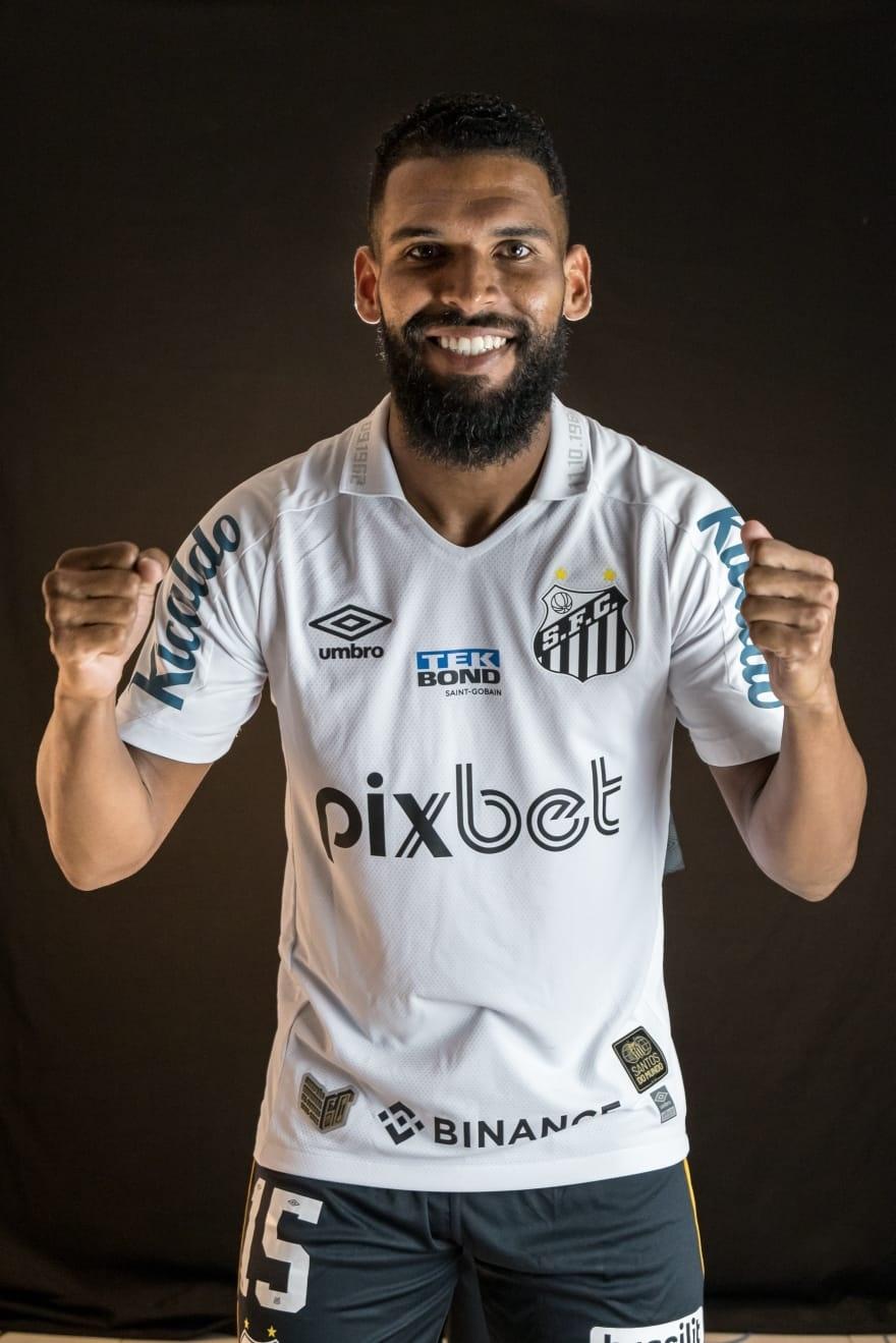 Santos se aproxima de acerto com o atacante Bryan Angulo, do Cruz