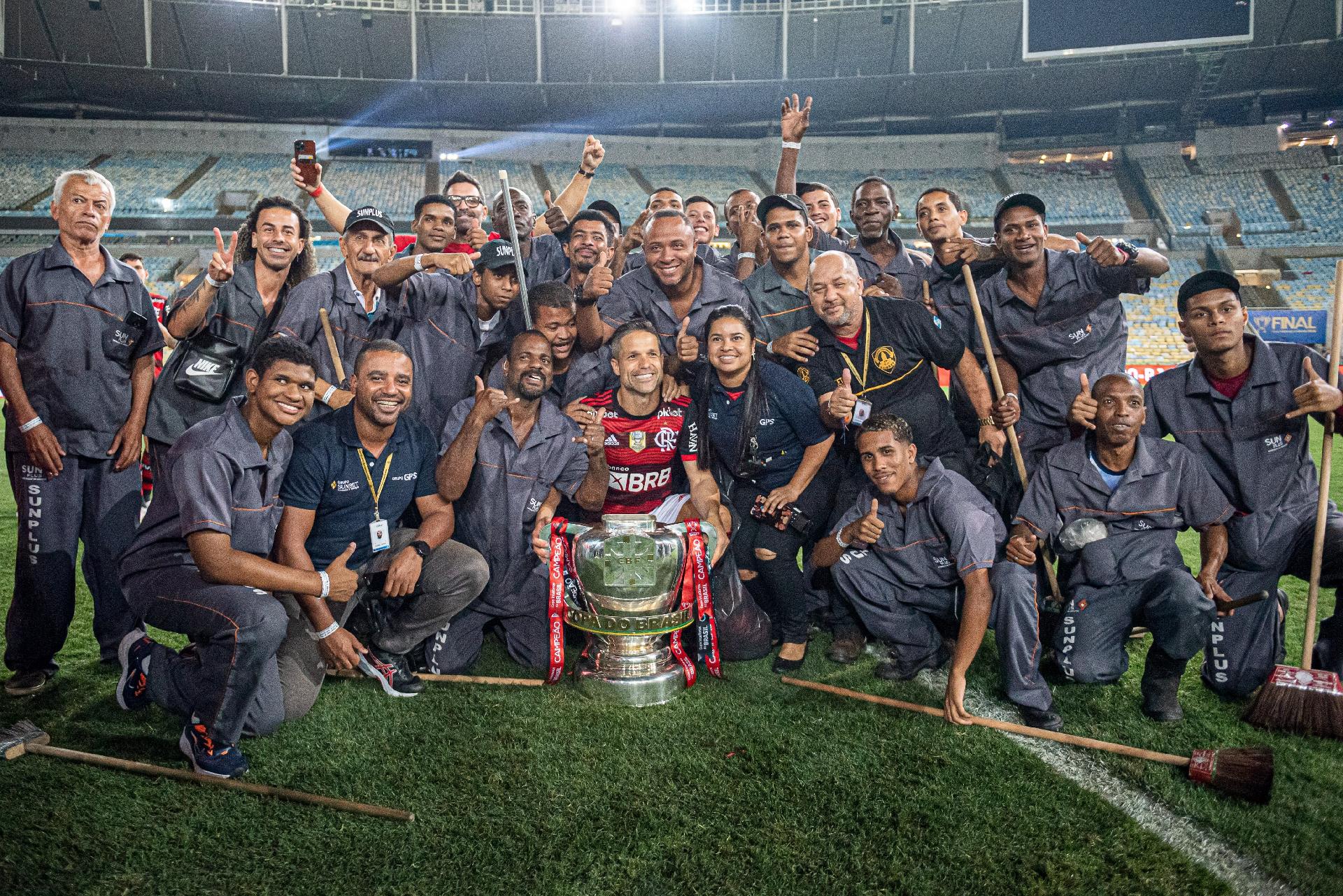 Copa do Brasil: Diego comemora título com funcionários do Maracanã