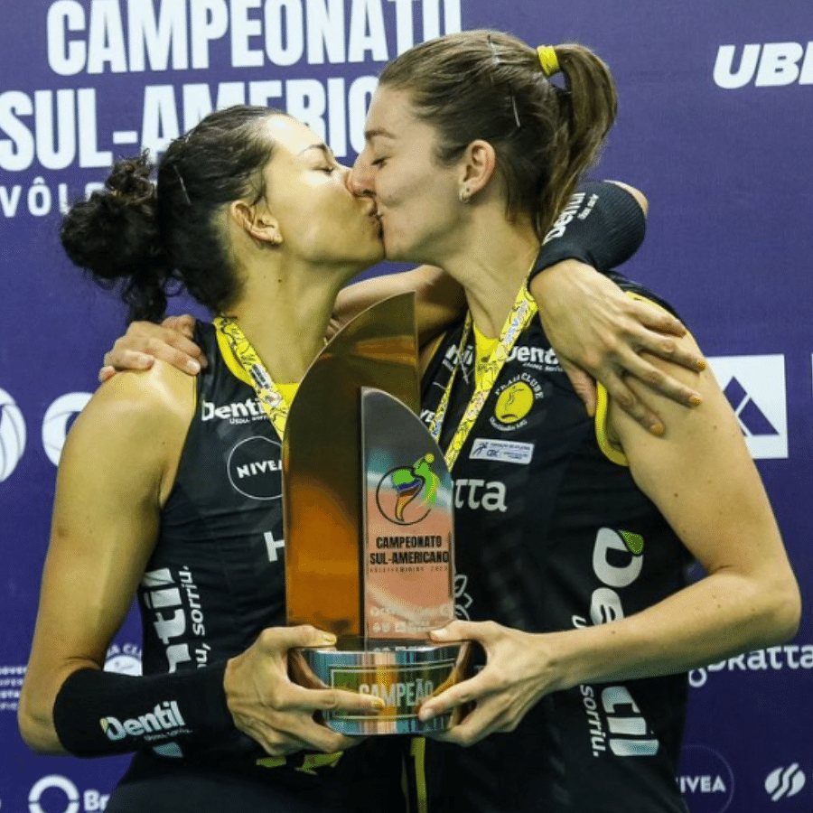 Sorte no jogo e no amor: casadas, Carol e Anne conquistam segundo título de  Superliga juntas, vôlei