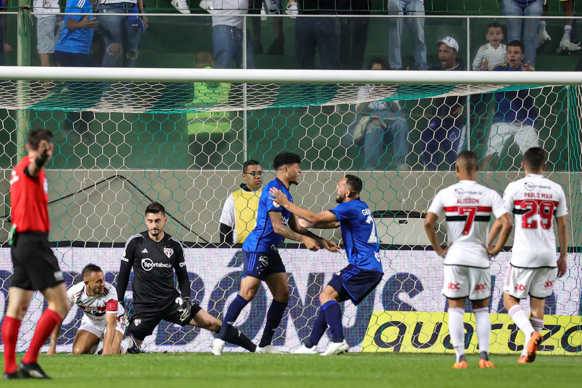 Taticamente Falando: O domínio sem efetividade do São Paulo e o controle  sem bola do Cruzeiro – @