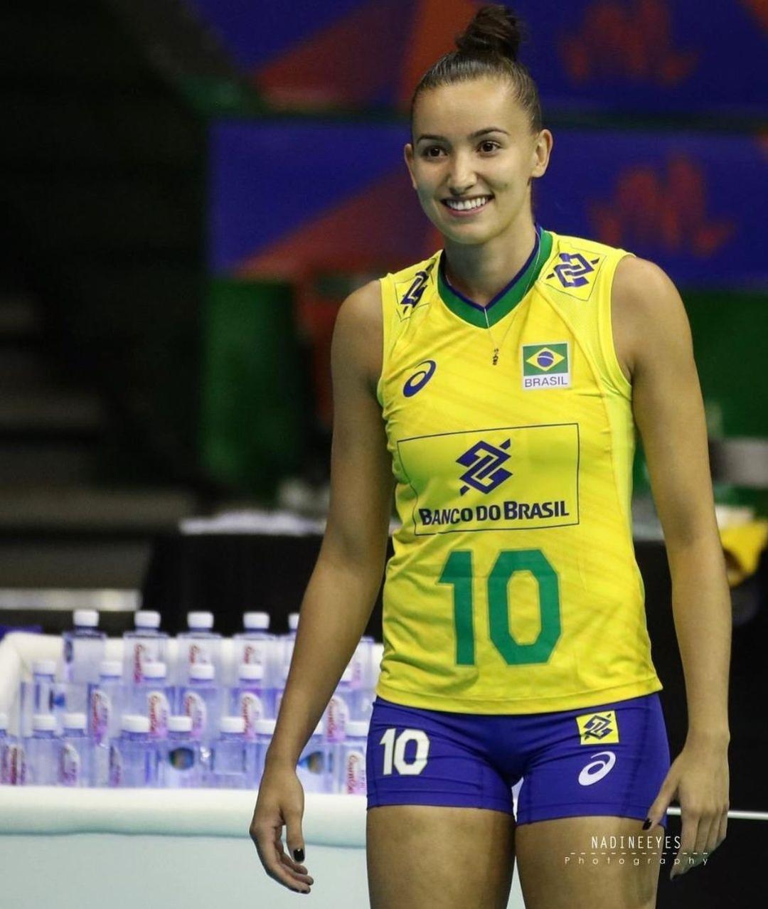 Gabi brilha, e Brasil bate Rep. Tcheca na estreia do Mundial de Vôlei