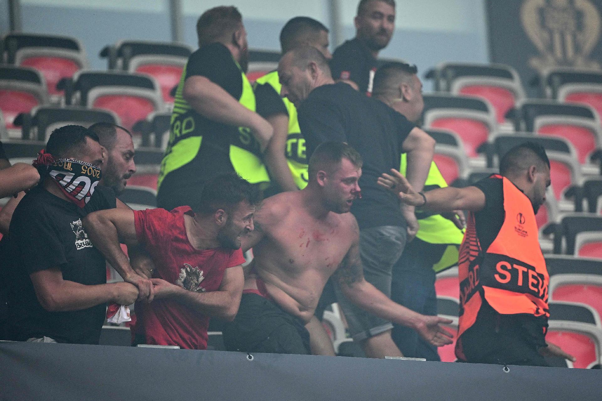 Torcedores do Nice atiram objetos no campo, invadem, brigam e param jogo  contra Olympique, futebol francês