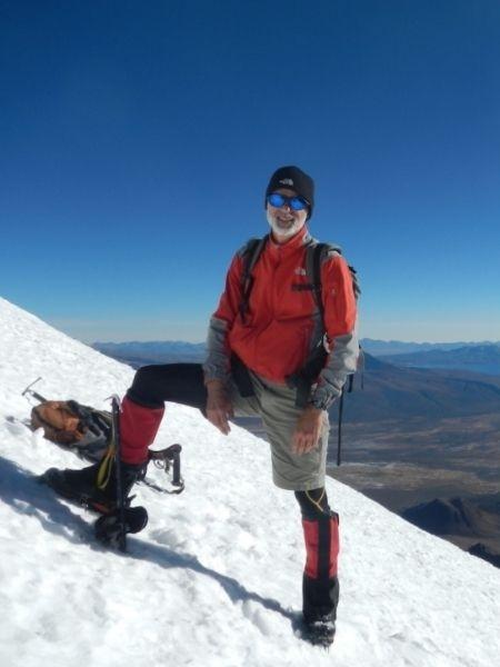 Alpinista dos EUA é achado morto no pico de montanha de 2 700 metros