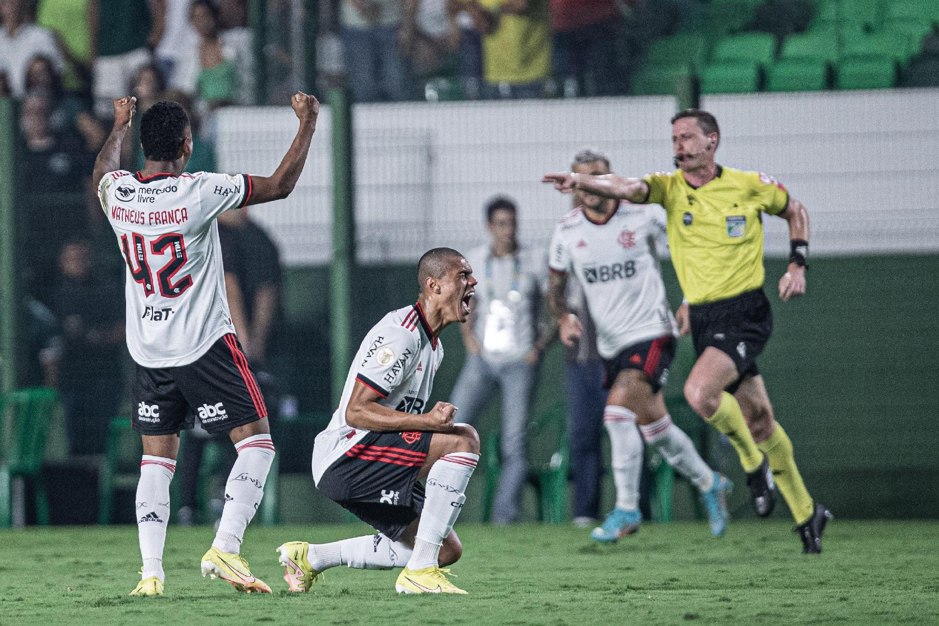 Conmebol divulga áudios do VAR de lances do jogo Grêmio x Flamengo