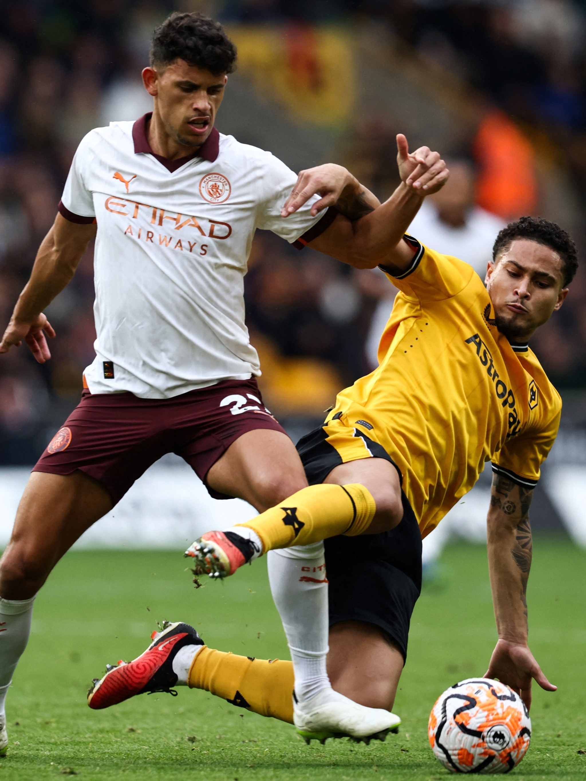 City abre 2 a 0, mas valente Wolverhampton vira o jogo e complica