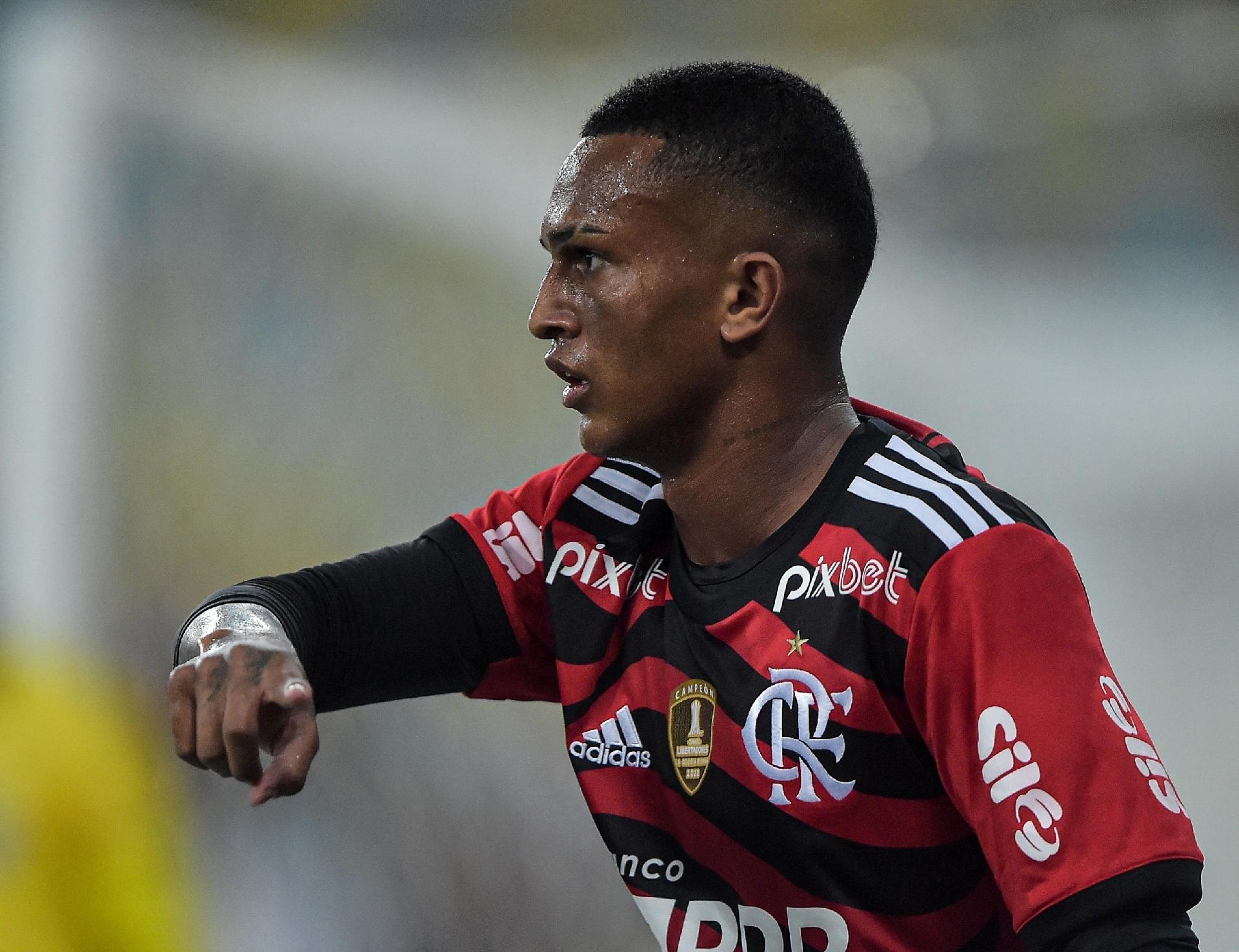 Wesley leva o terceiro amarelo e desfalca o Flamengo no jogo da volta  contra o Grêmio, Flamengo