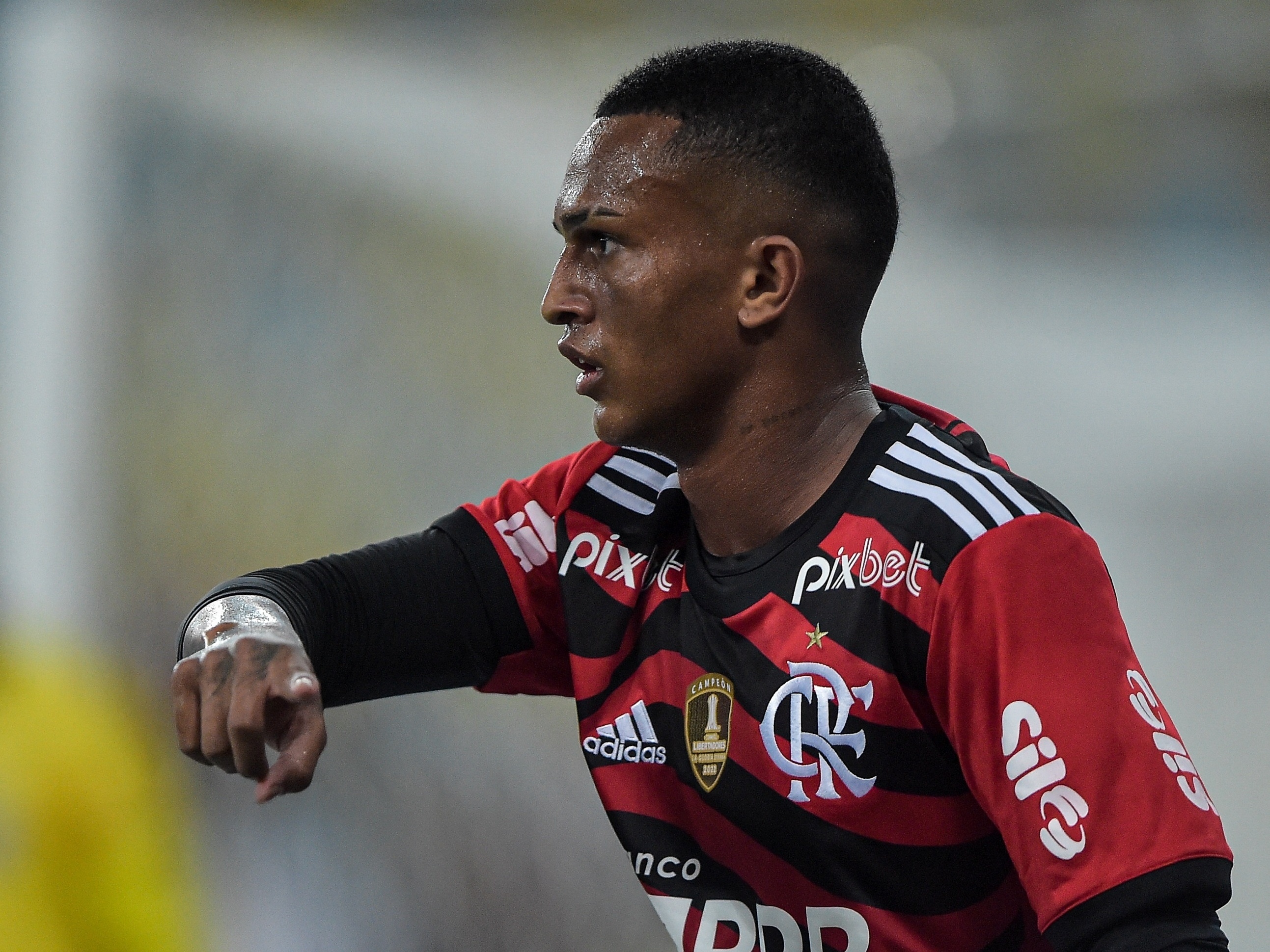 Flamengo: Wesley recebe terceiro cartão amarelo e está fora do