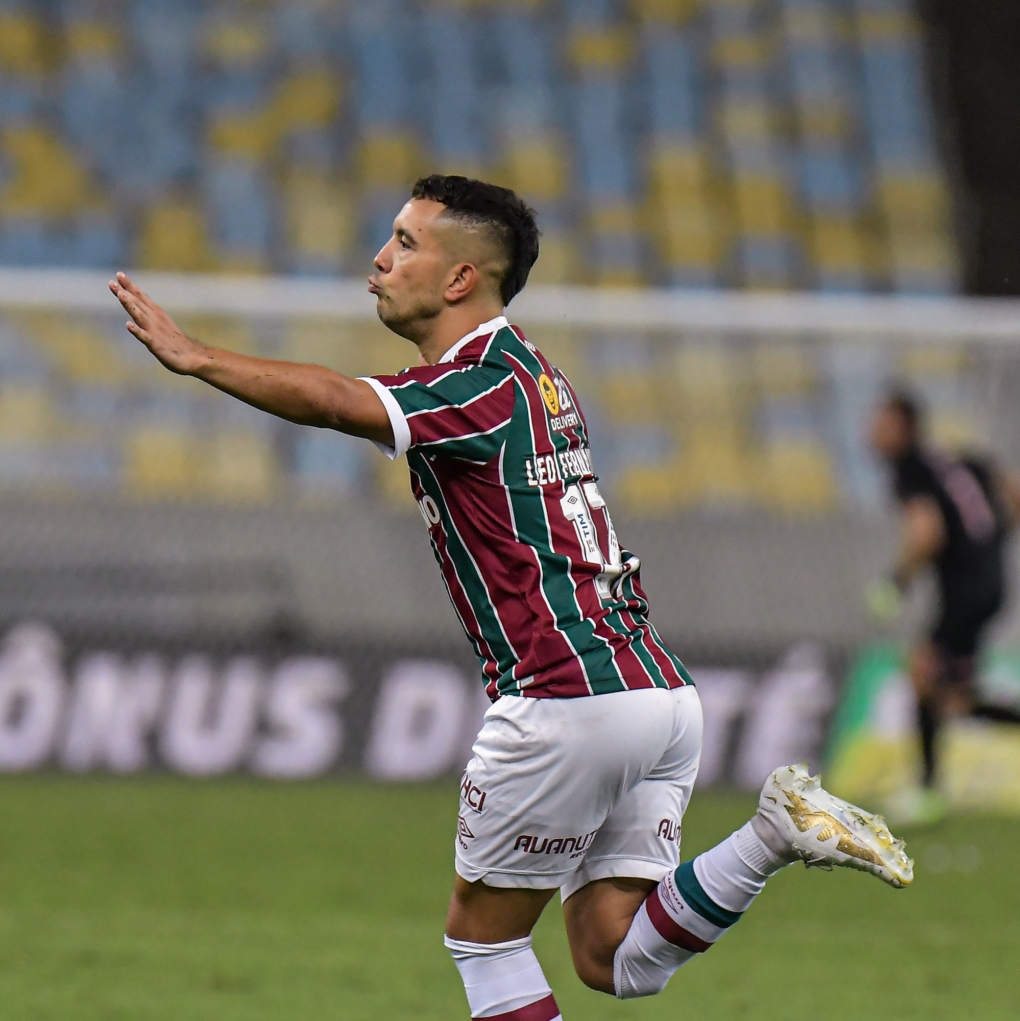 Com golaço de falta de Léo Fernández, Fluminense vence o Cruzeiro e volta  ao G4 do Brasileirão