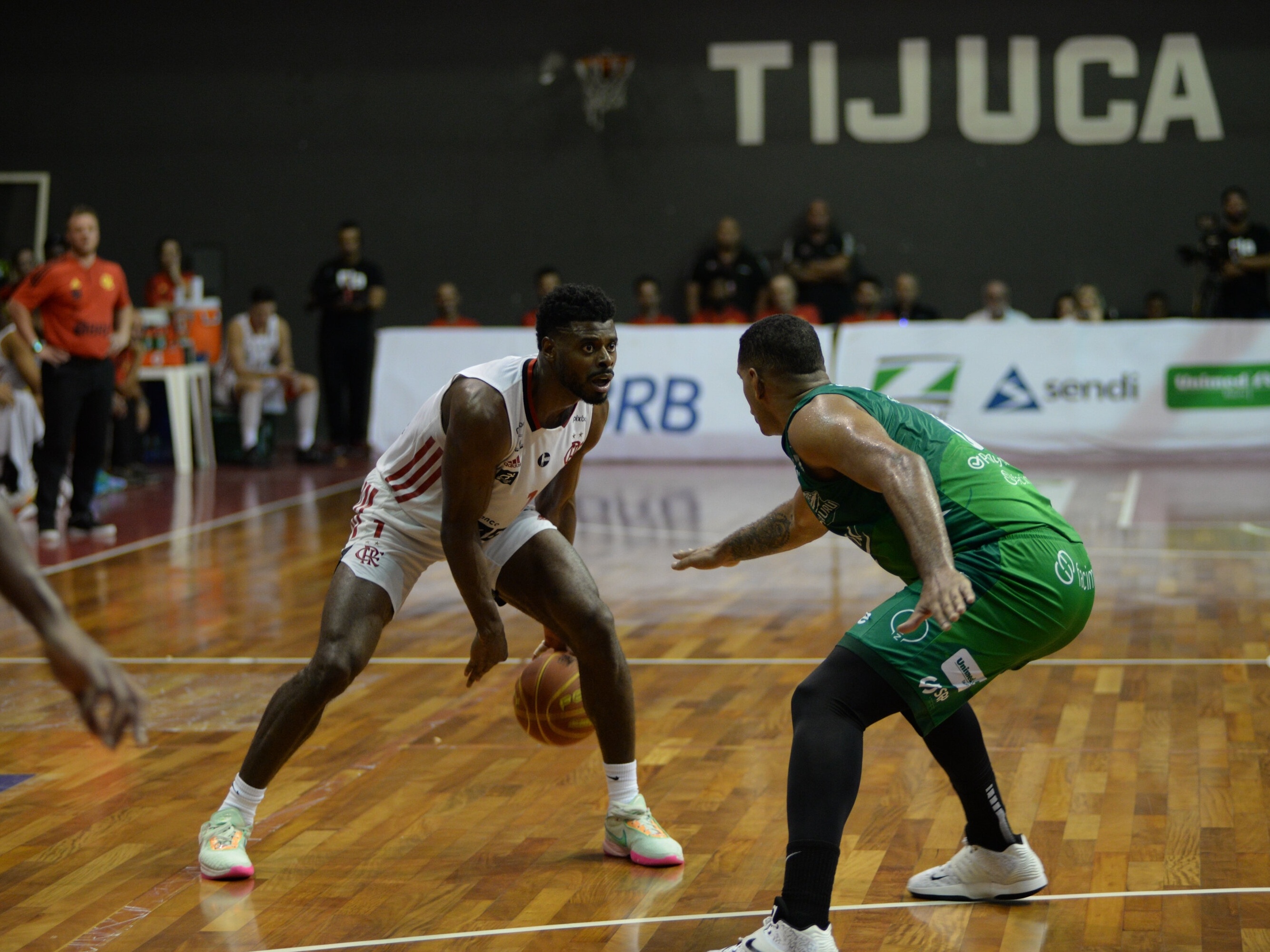 Basquete: CBB e NBB entram em pé de guerra enquanto seleção vive crise -  30/08/2022 - UOL Esporte