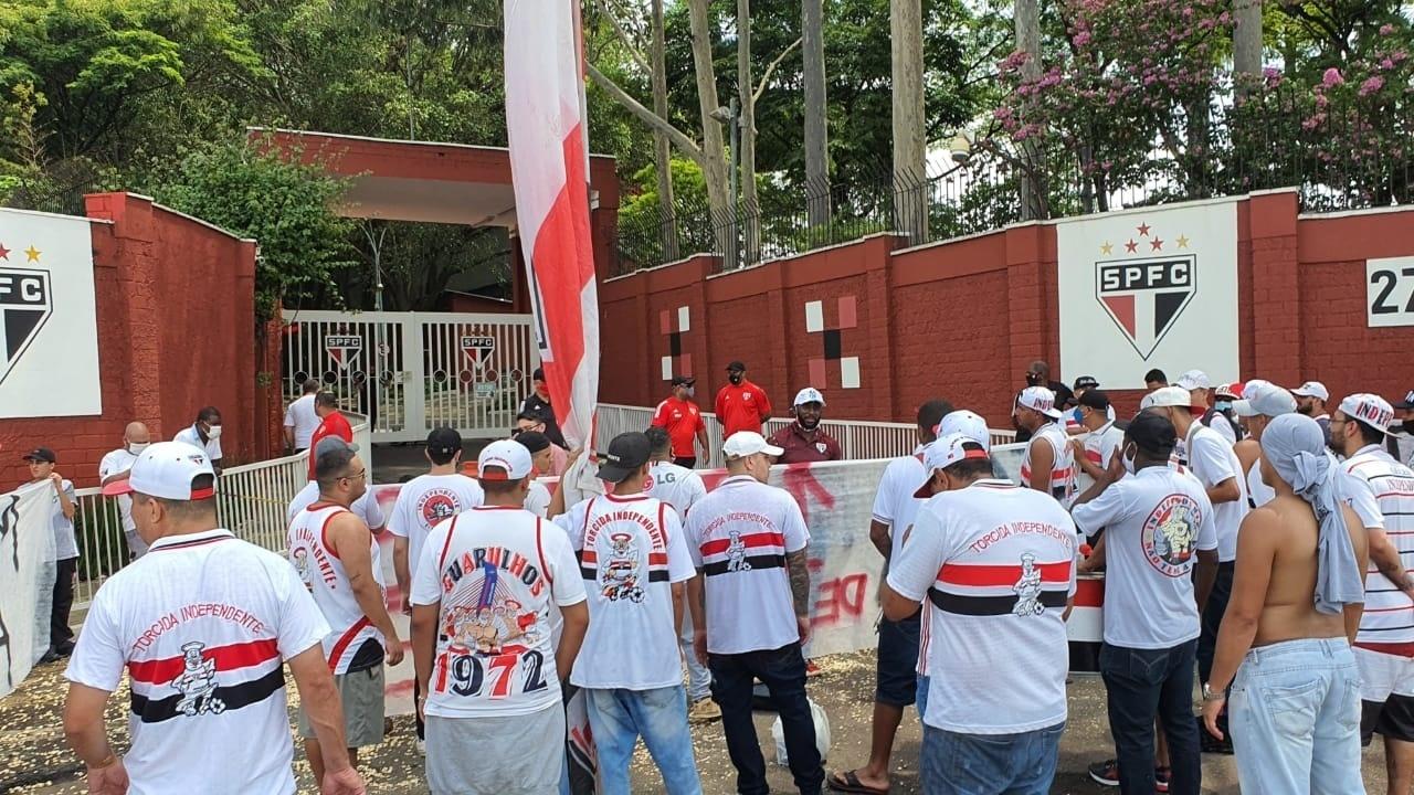 Torcida encerra protesto mas deixa faixas à frente do CT do São Paulo