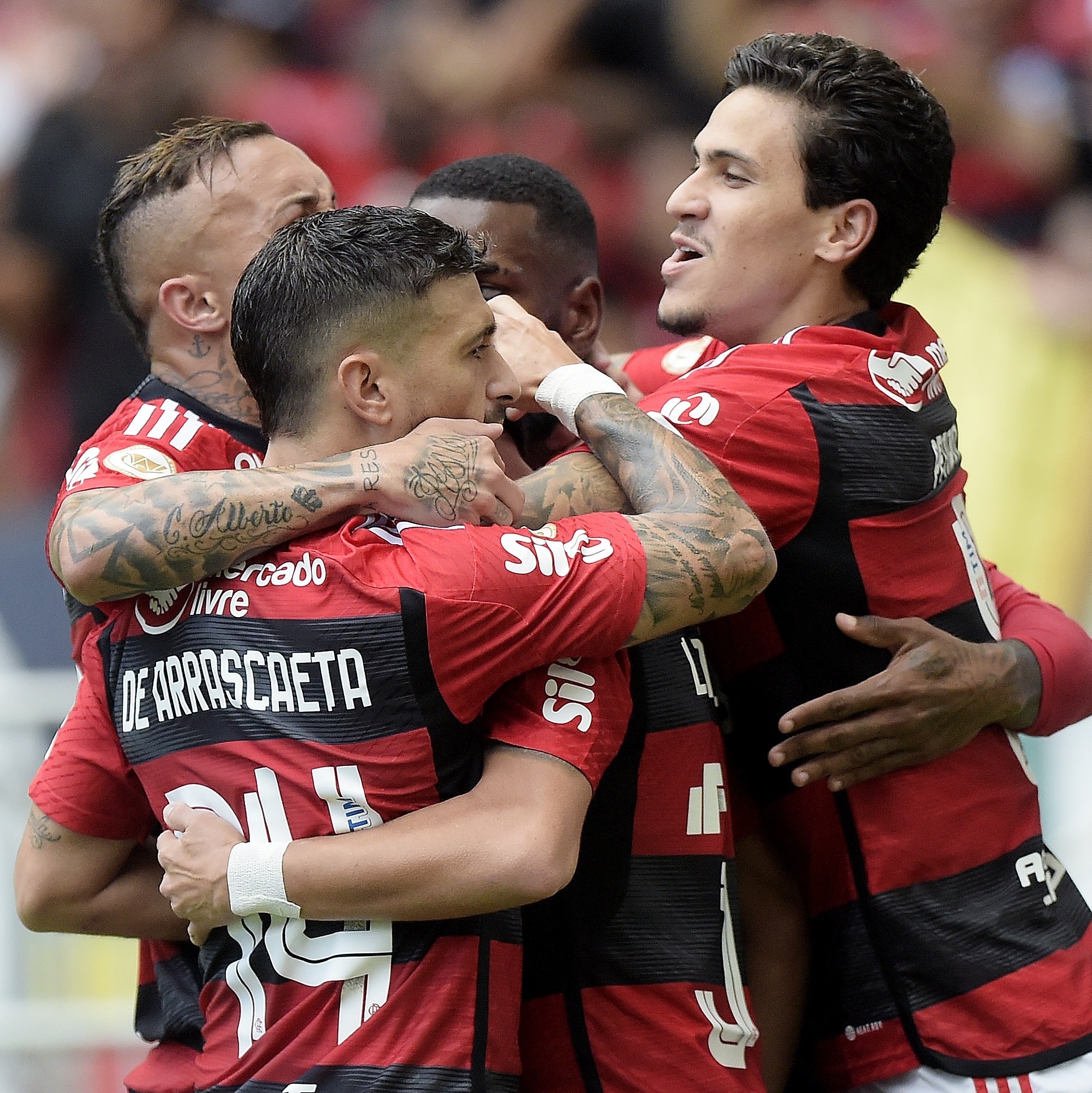 Grupo unido! Jogadores do Flamengo celebram vitória sobre o São