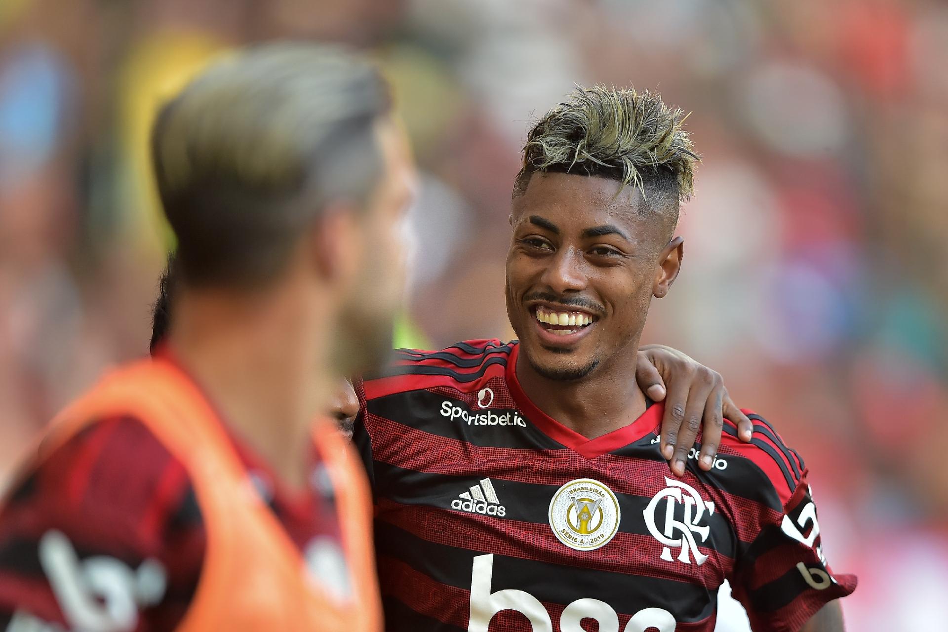Craque do jogo, Bruno Henrique faz três gols pelo Flamengo, ganha bola e  pede música de Ferrugem, flamengo