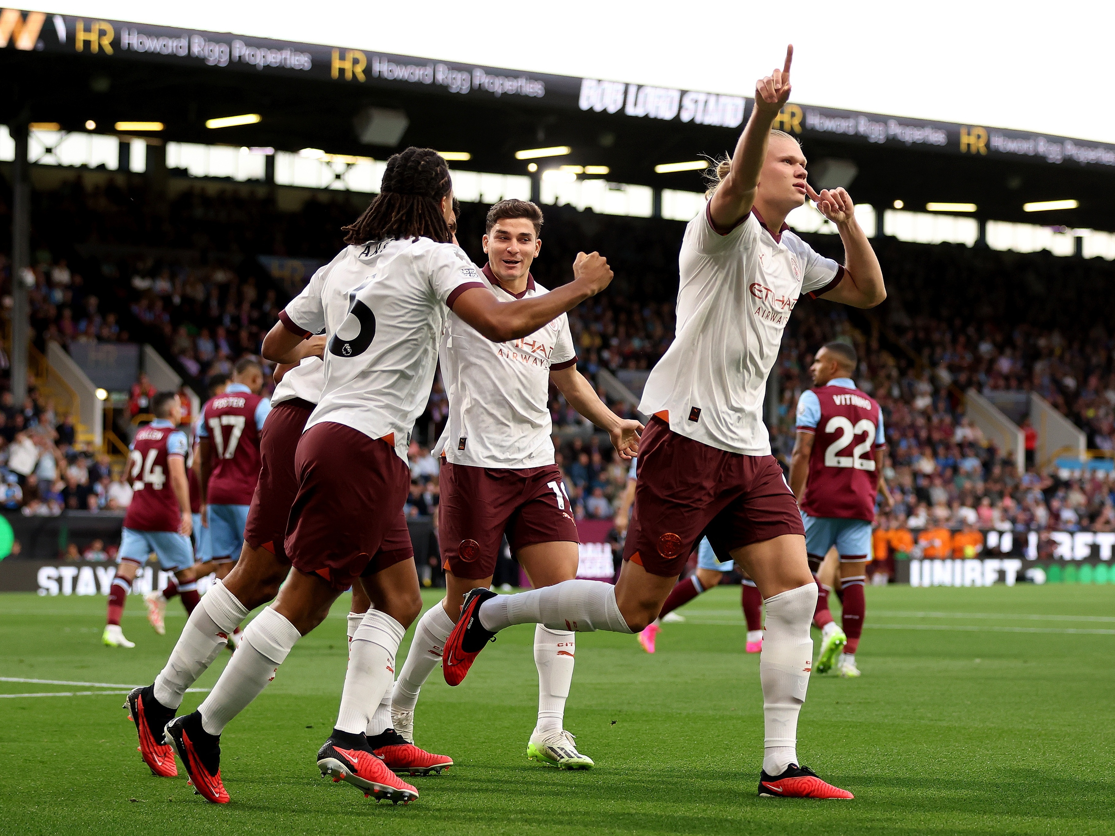 Manchester United sai na frente, mas cede empate ao lanterna Burnley no  Campeonato Inglês