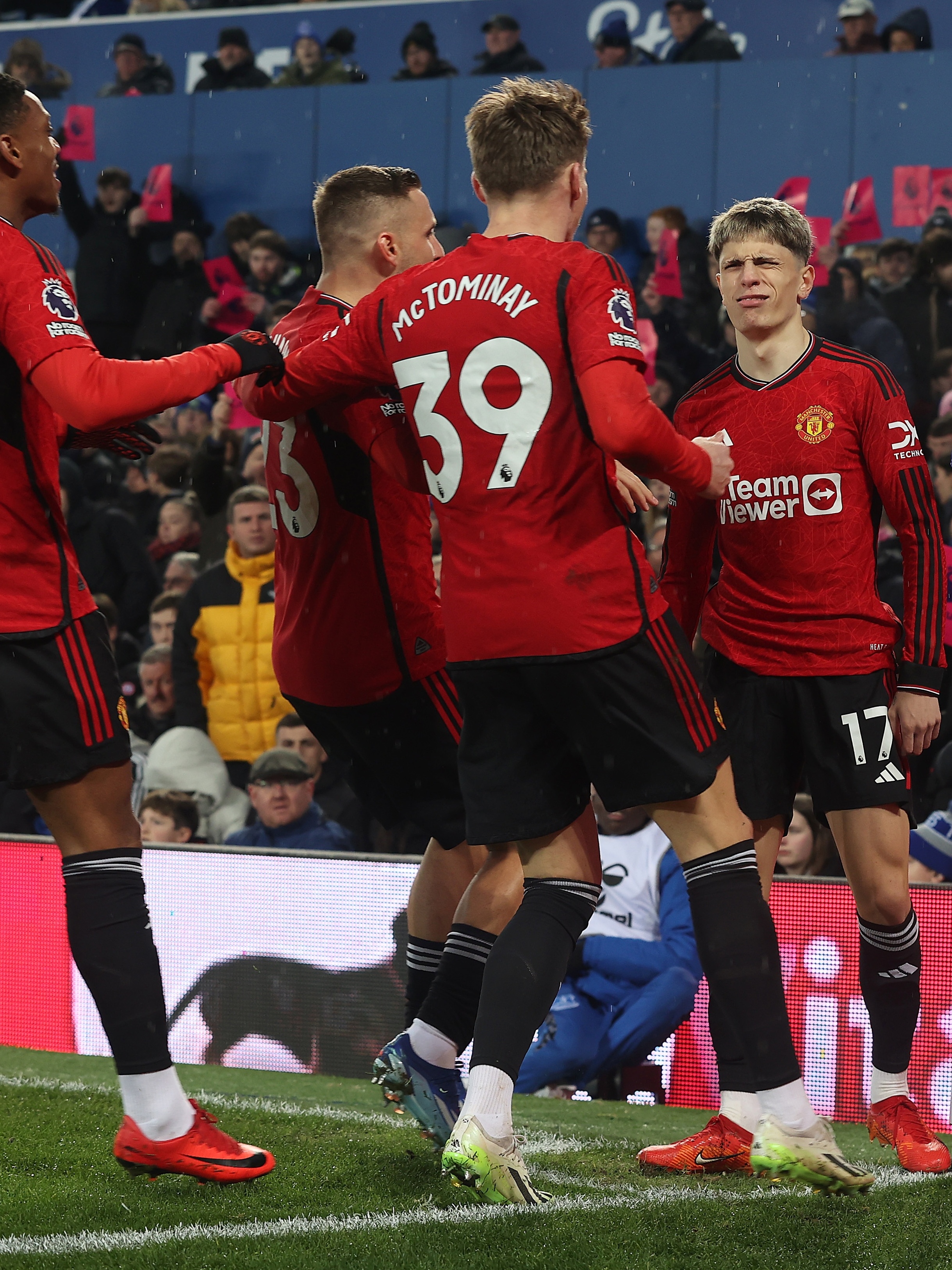 Inglês: Joia argentina faz golaço de bicicleta em jogo do United; veja