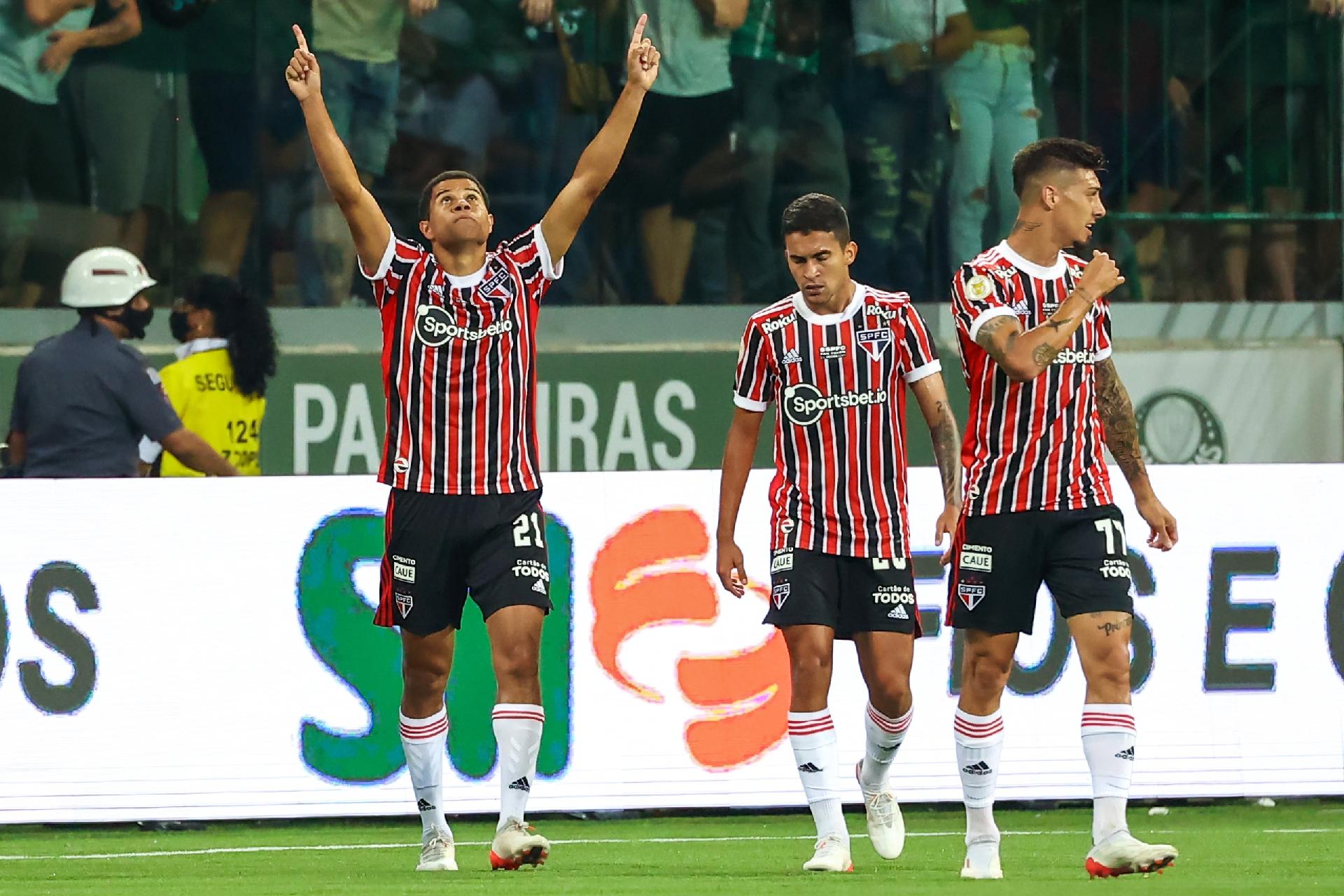 São Paulo vence o Grêmio, encerra jejum e segue na briga pelo título