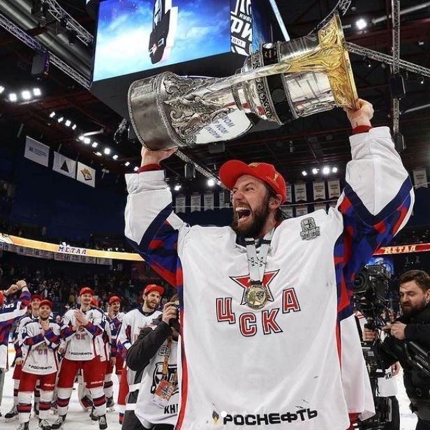 NHL: funcionário da manutenção vira goleiro de última hora e fica