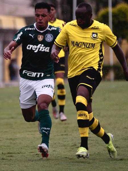 Gabriel Menino, do Palmeiras, disputa lance no duelo contra o São Bernardo
