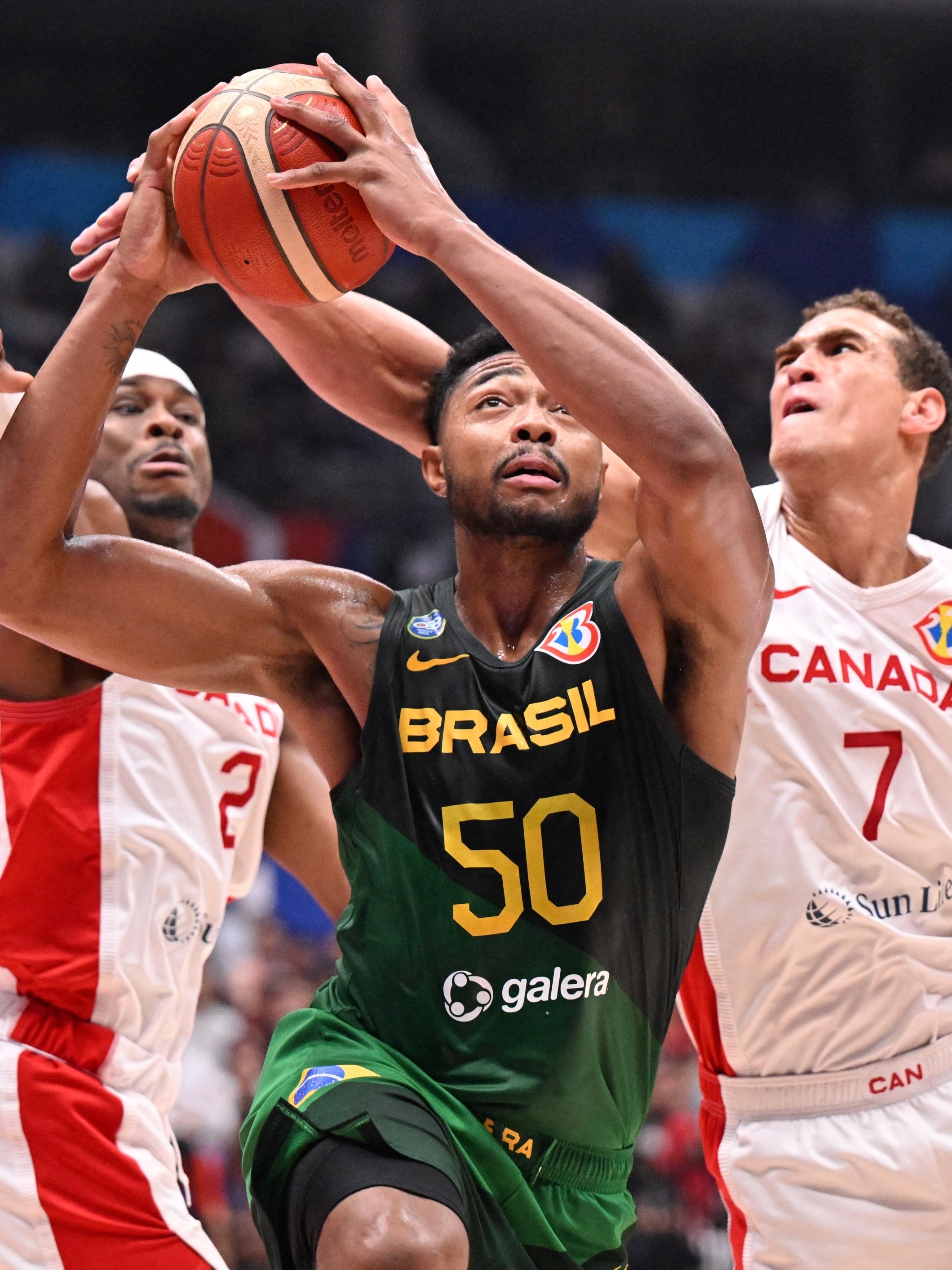 Copa do Mundo de basquete: Brasil vence Canadá em jogo eletrizante