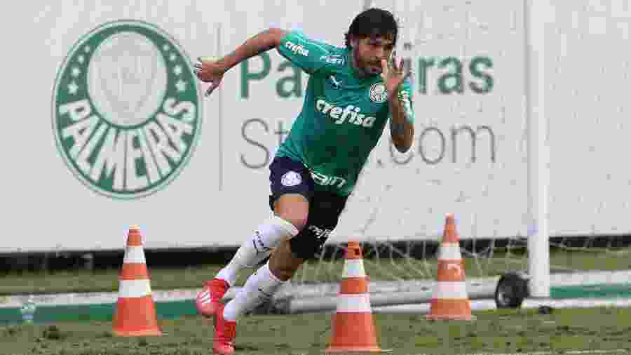 Ricardo Goulart aparece no campo em treino fechado do Palmeiras