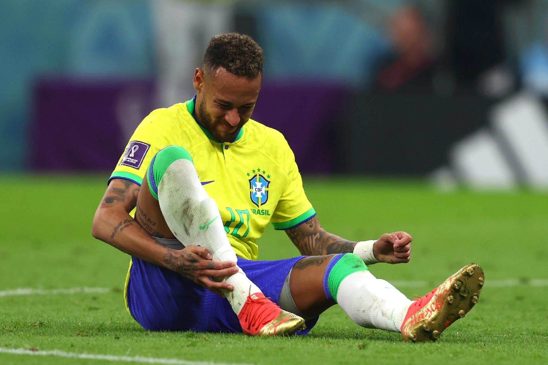 Neymar deixa jogo com dor no tornozelo em estreia do Brasil; Tite garante  que atacante vai jogar a Copa – Money Times