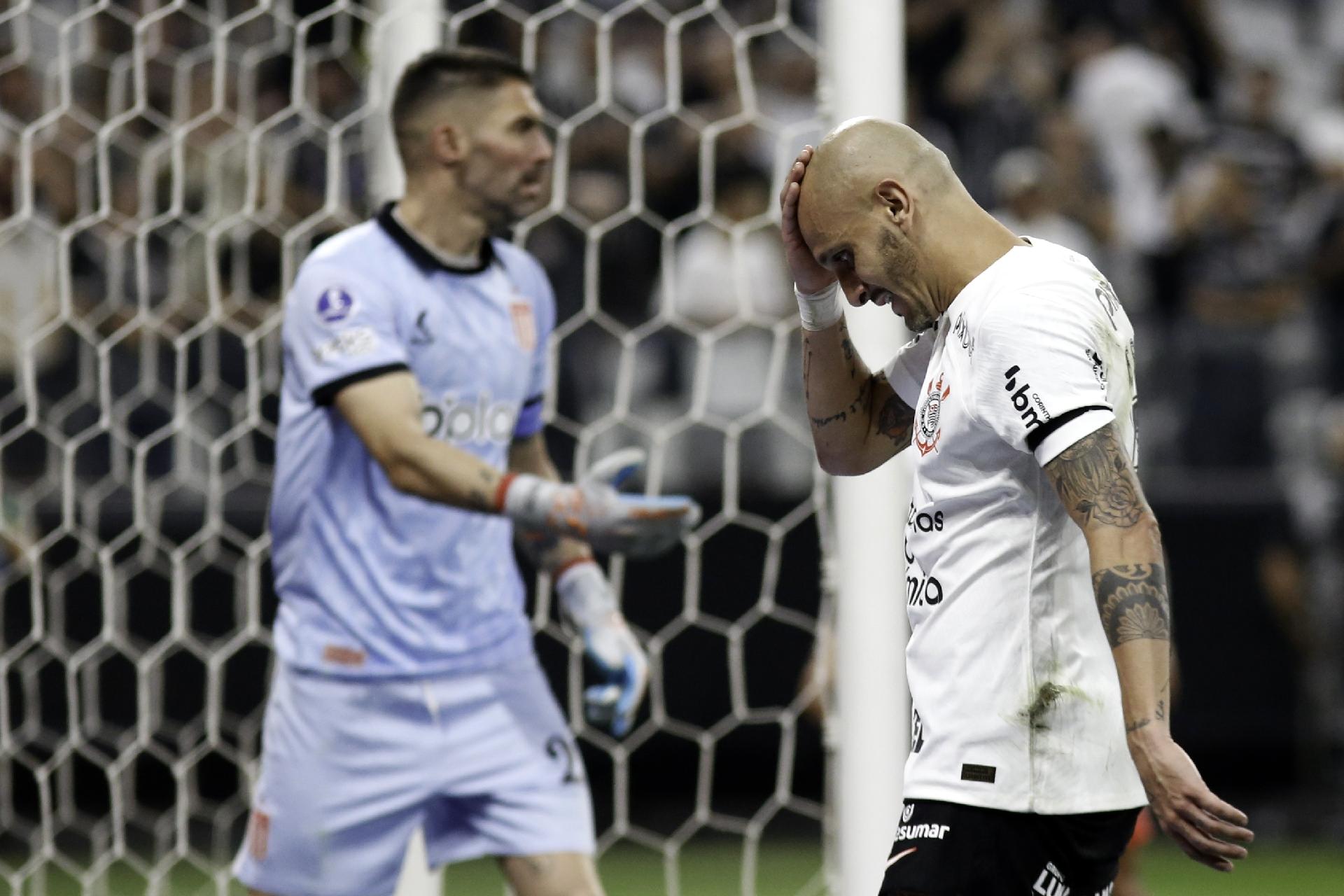 Fábio Santos lamenta empate sofrido, mas vê Corinthians em