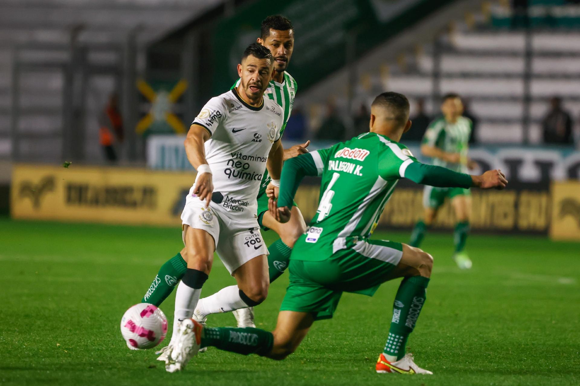 Com gol de Gustavo no fim do jogo, Corinthians empata com a