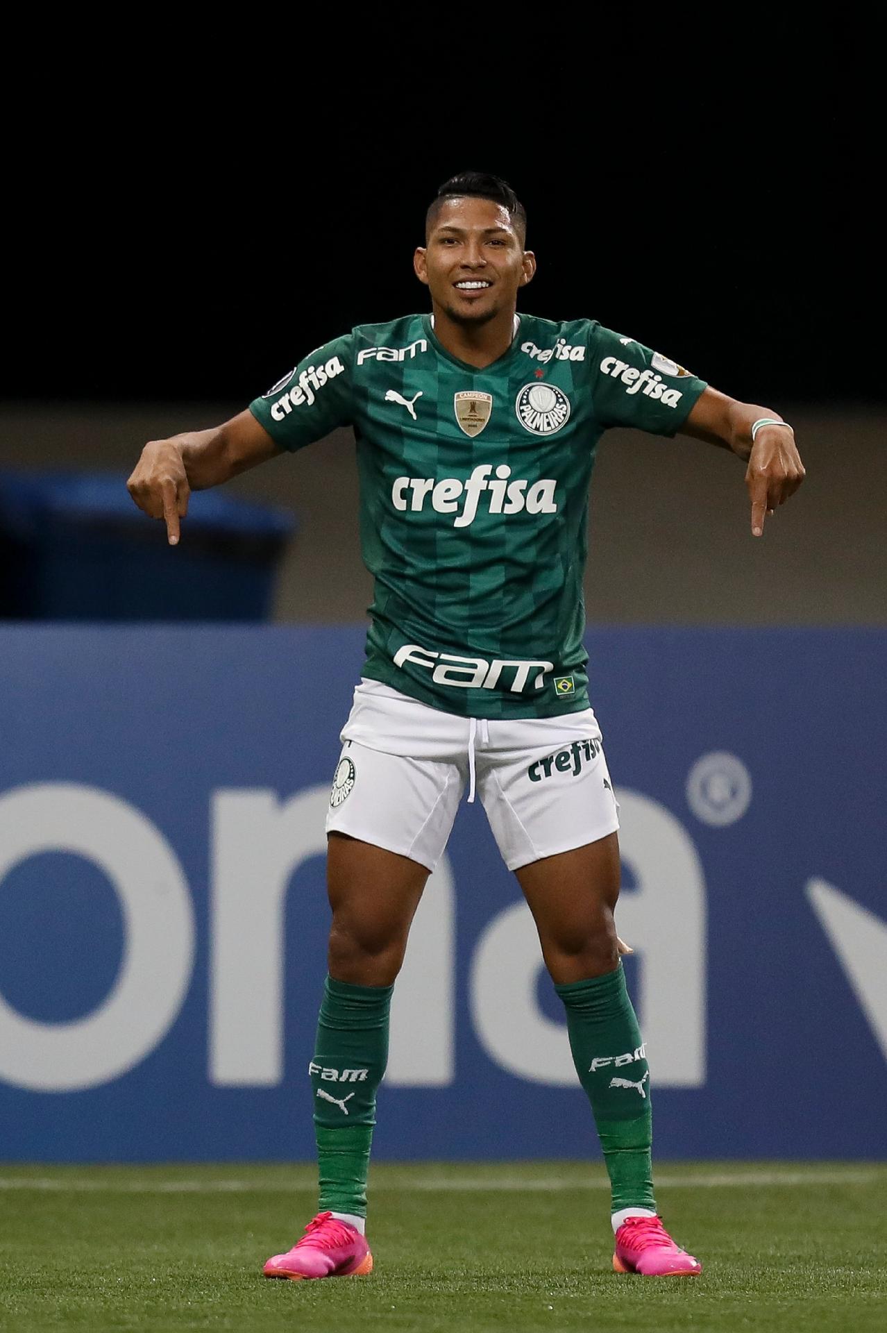 Palmeiras goleia Universitario e fica com segunda melhor campanha