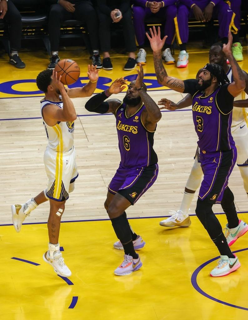 LeBron James segue fora dos Lakers por tempo indeterminado