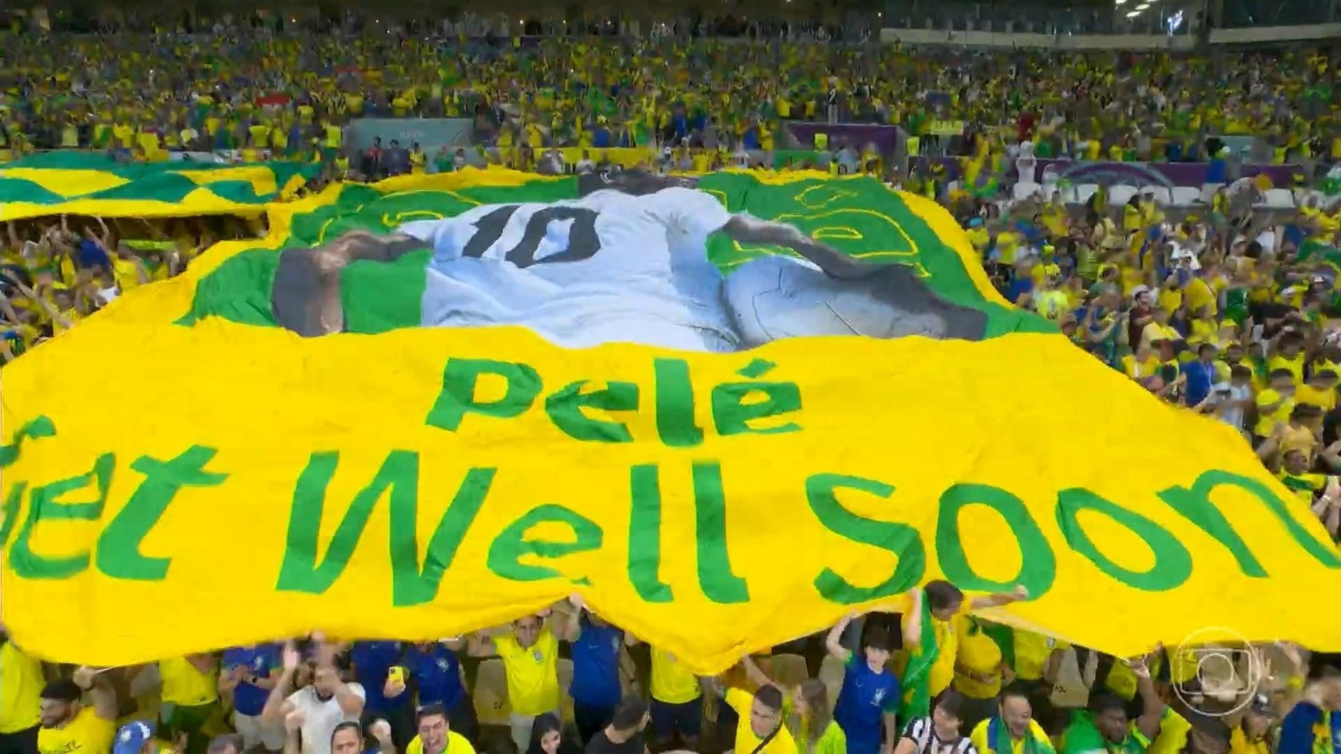 Torcida do Brasil homenageia Pelé no minuto 10 em jogo da Copa - 05/12/2022  - UOL Copa 2022