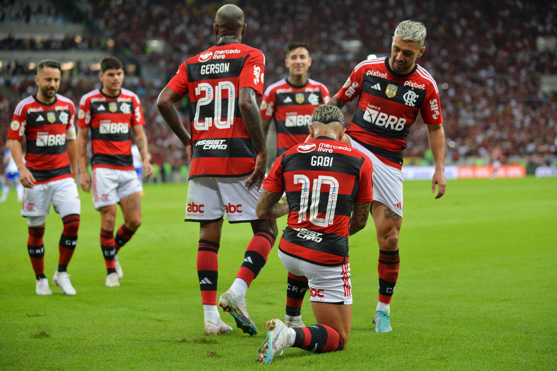 Ganhou o Brasileirão pelo Flamengo, joga na segunda divisão e