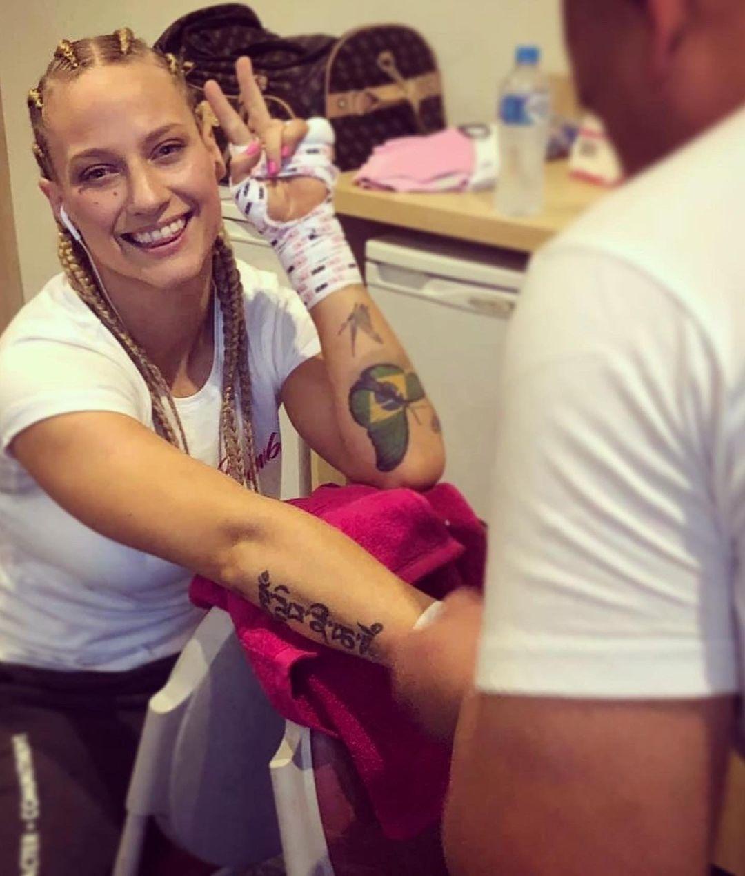 Mônica, tatuagens e receitas Os elos da boxeadora filmada nua com o Brasil - 29/09/2022 imagem foto