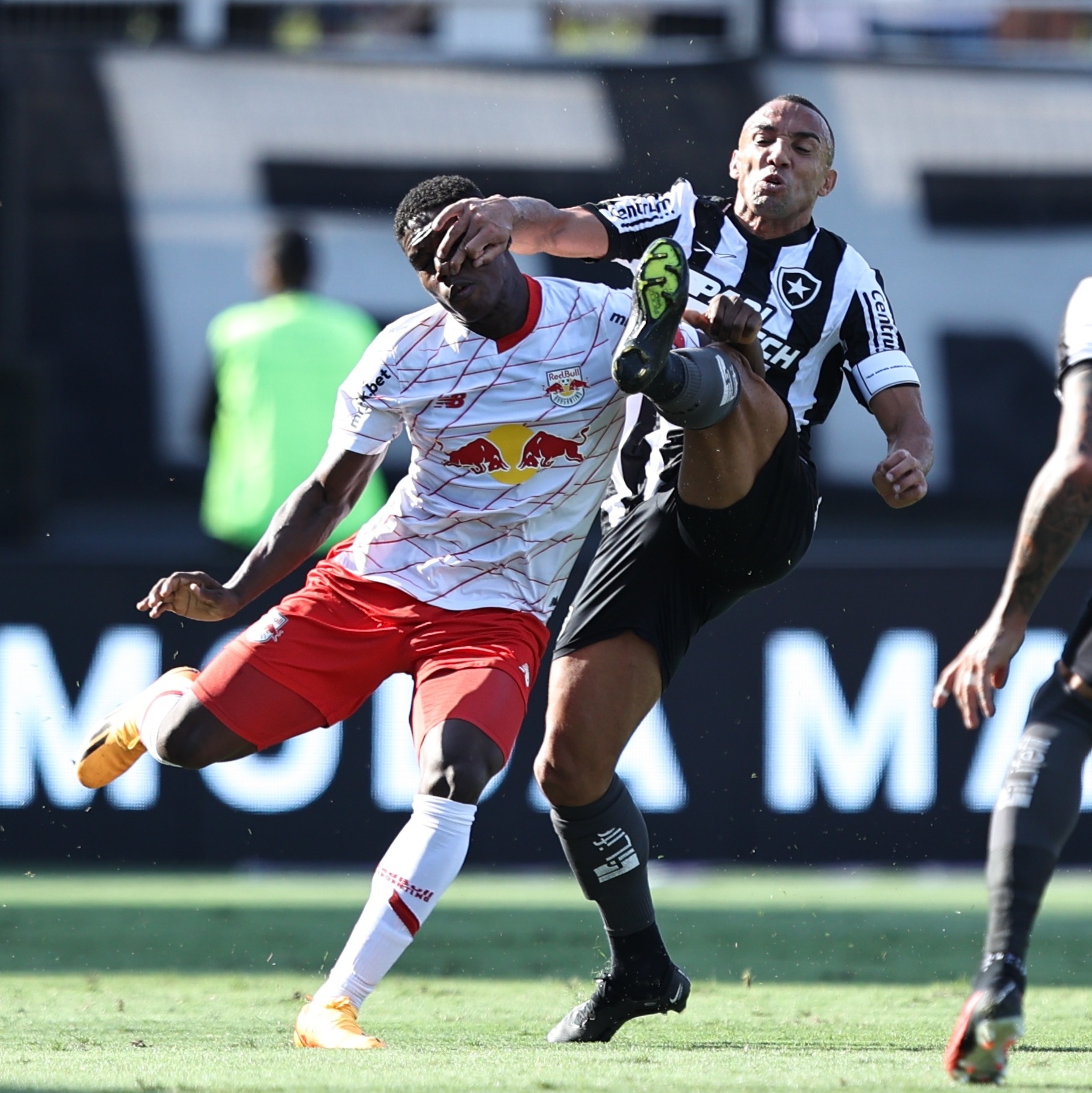 Santos arrranca empate com Botafogo, que chega a 8 jogos sem