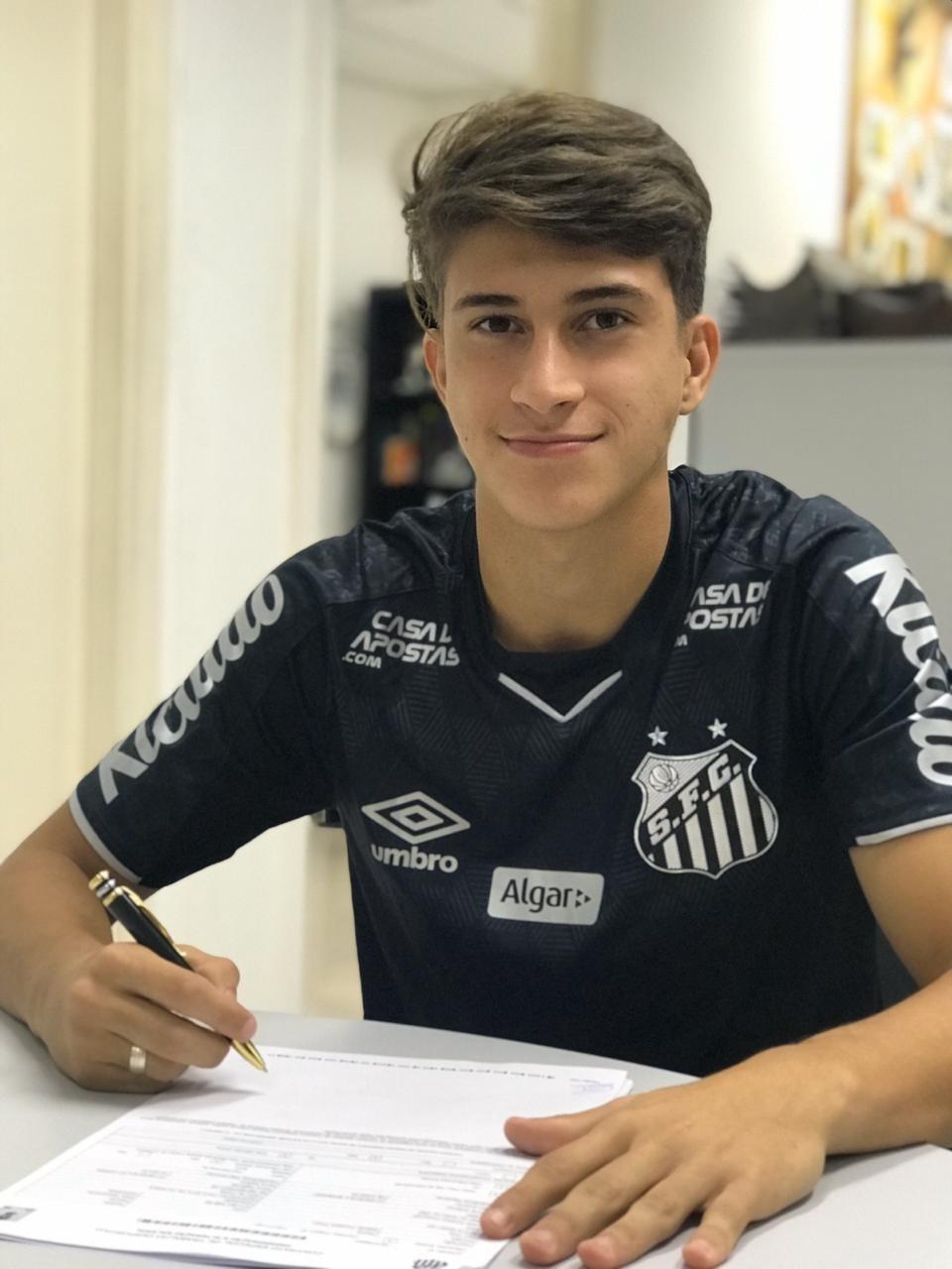 Santos renova contrato com artilheiro da base 